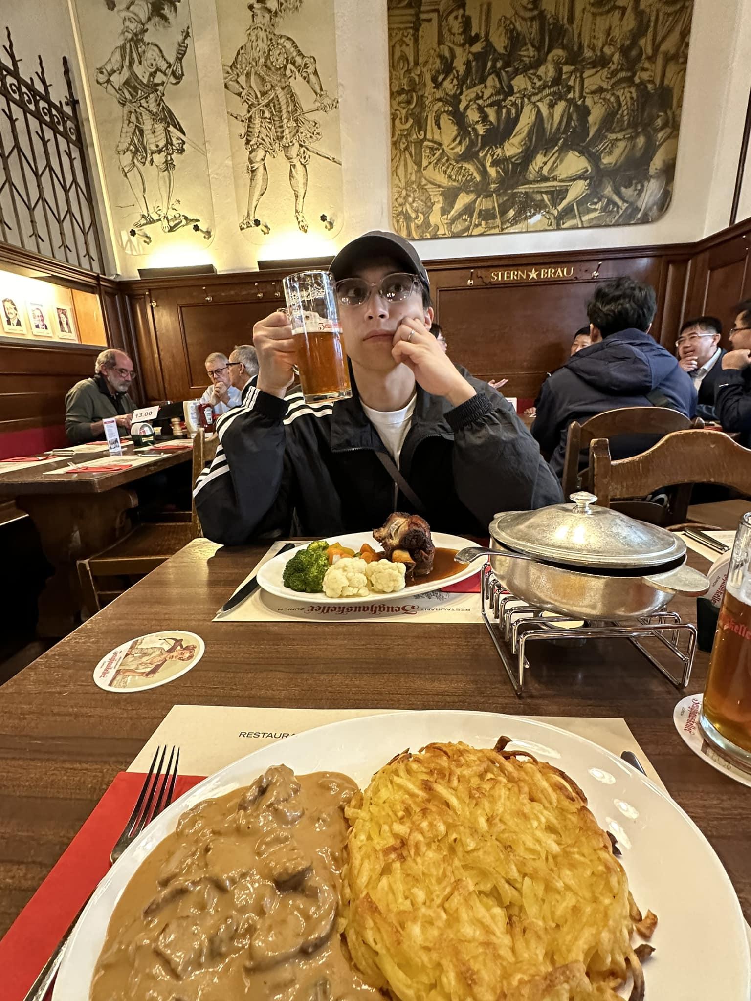 吳業坤不停在社交平台分享自己跟太太的行程。