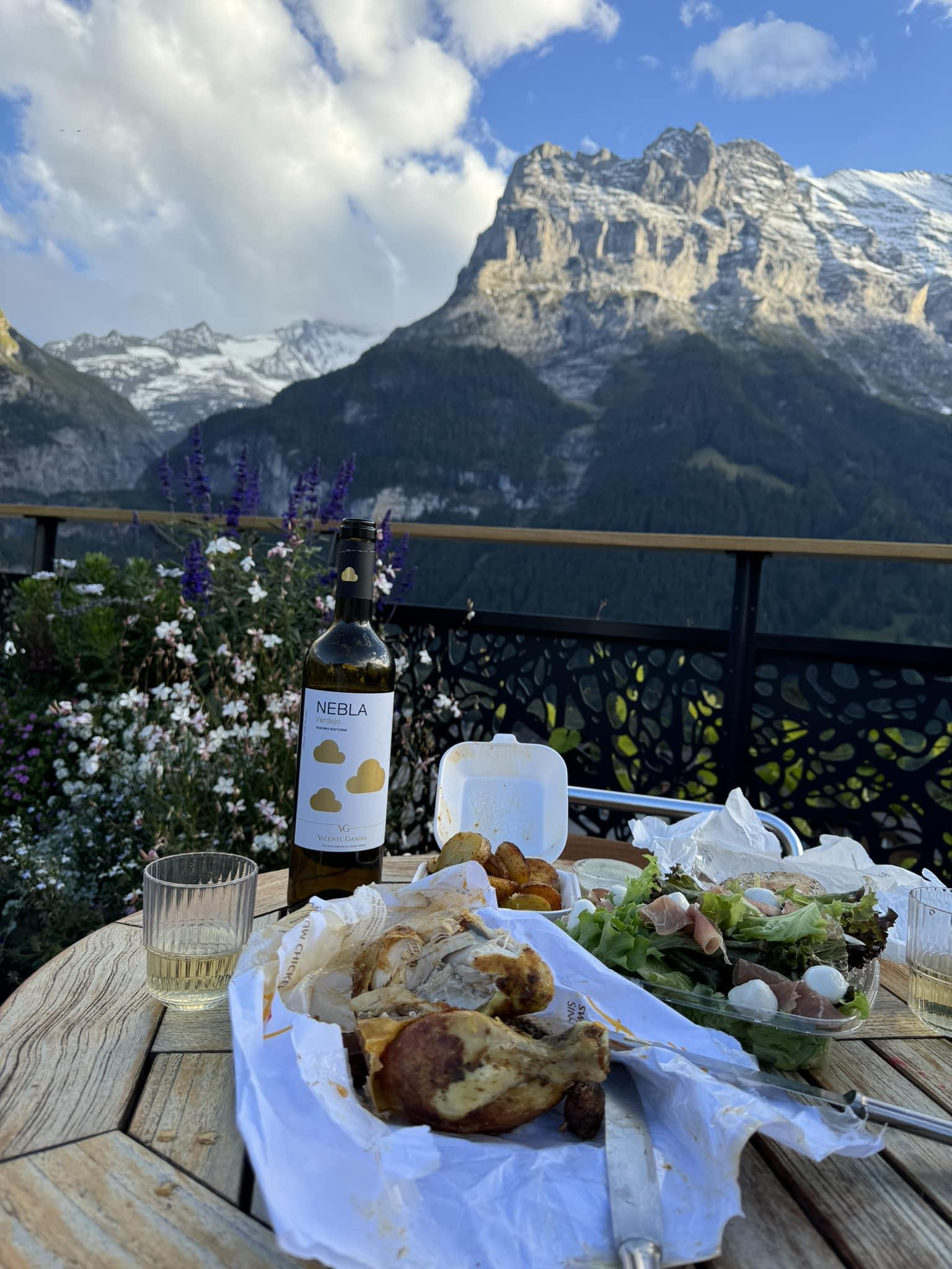 吳業坤不停在社交平台分享自己跟太太的行程。