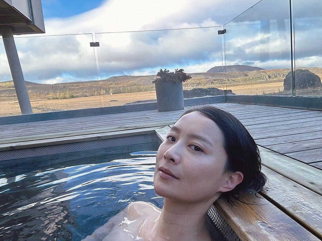 法拉今日上載於冰島的照片,罕有地公開露出香肩的浸浴自拍照。