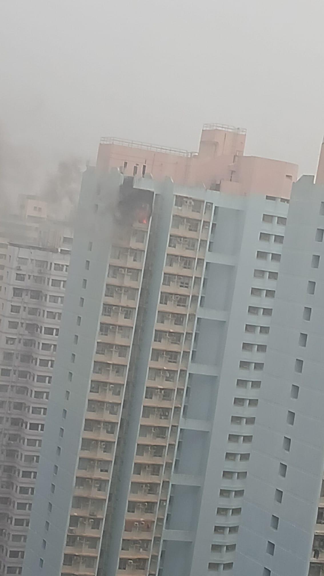 慈樂邨一個高層單位在大雨下陷入火海,火勢相當猛烈。(網片截圖)