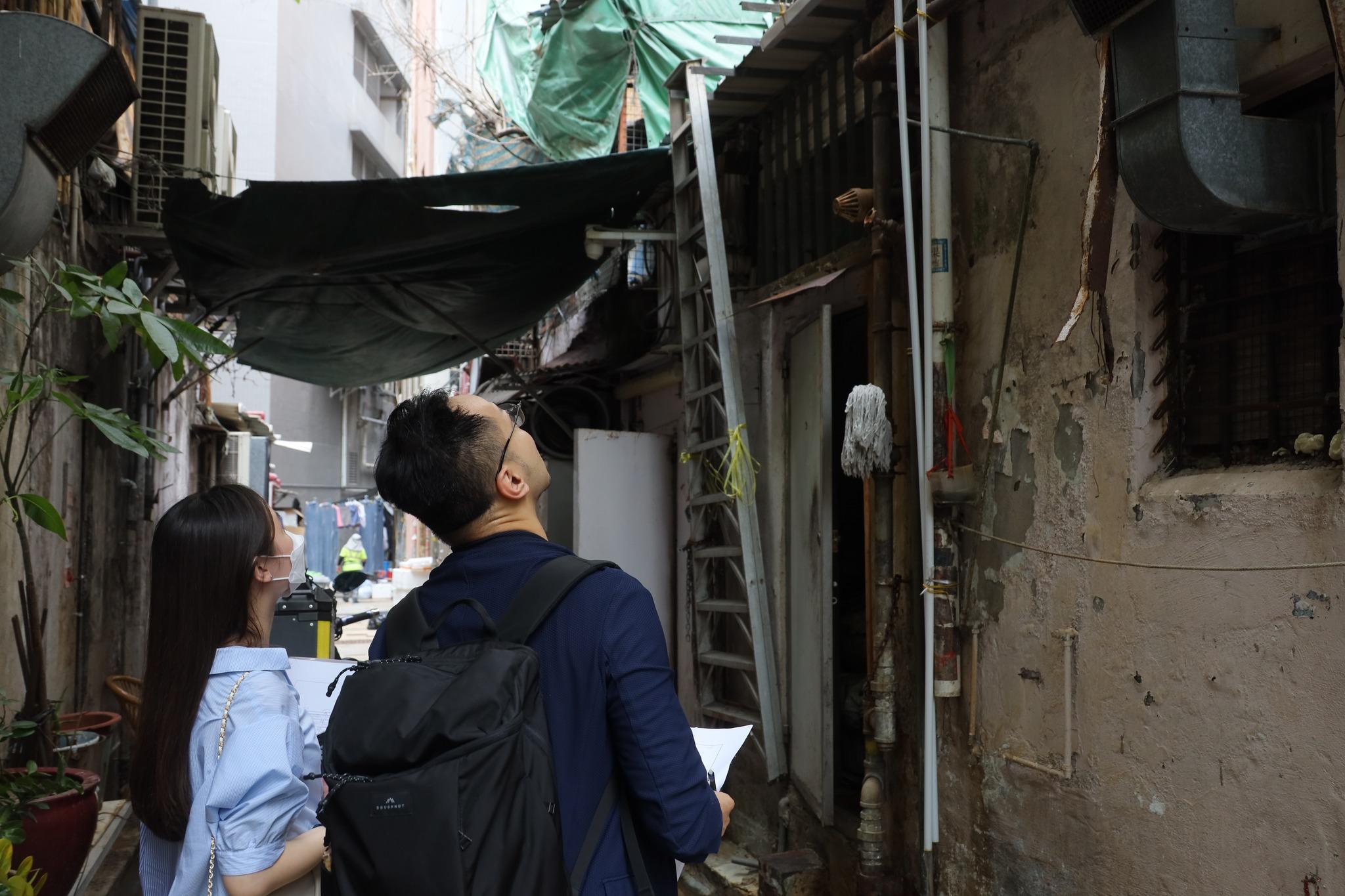 屋宇署聯同三個專業學會勘察樓宇。(屋宇署FB)