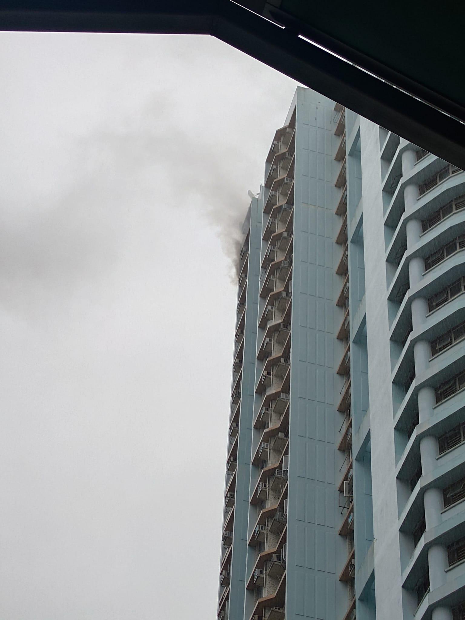 慈樂邨一個高層單位在大雨下陷入火海,火勢相當猛烈。(網片截圖)