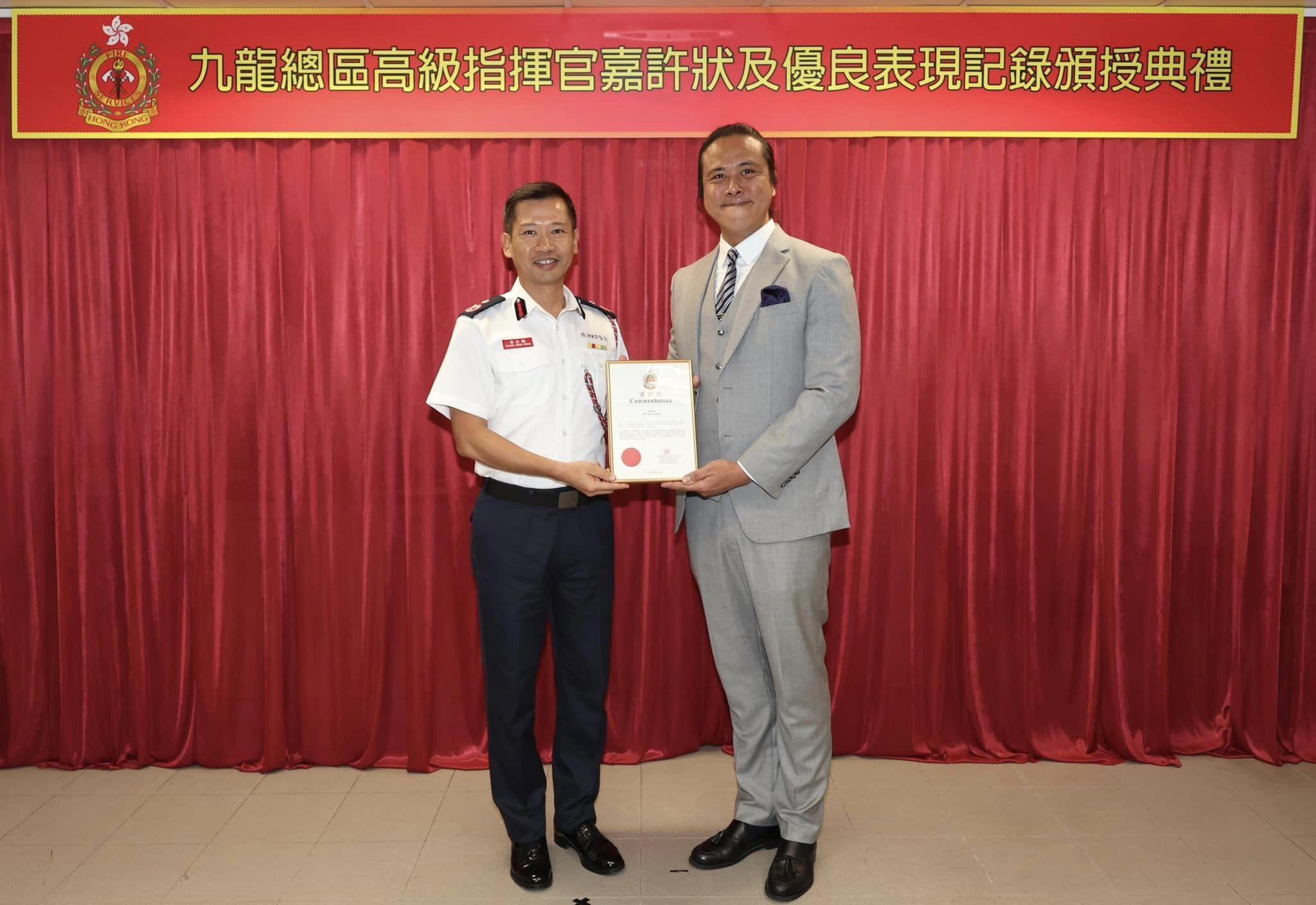 觀塘翠屏北邨翠柳樓一名77歲長者晾衫期間失足跌出7樓窗外,腳部卡在晾衫架上倒吊,幸獲熱心市民陸貽聰發現破門入屋走捉緊其腿部。(消防處fb)