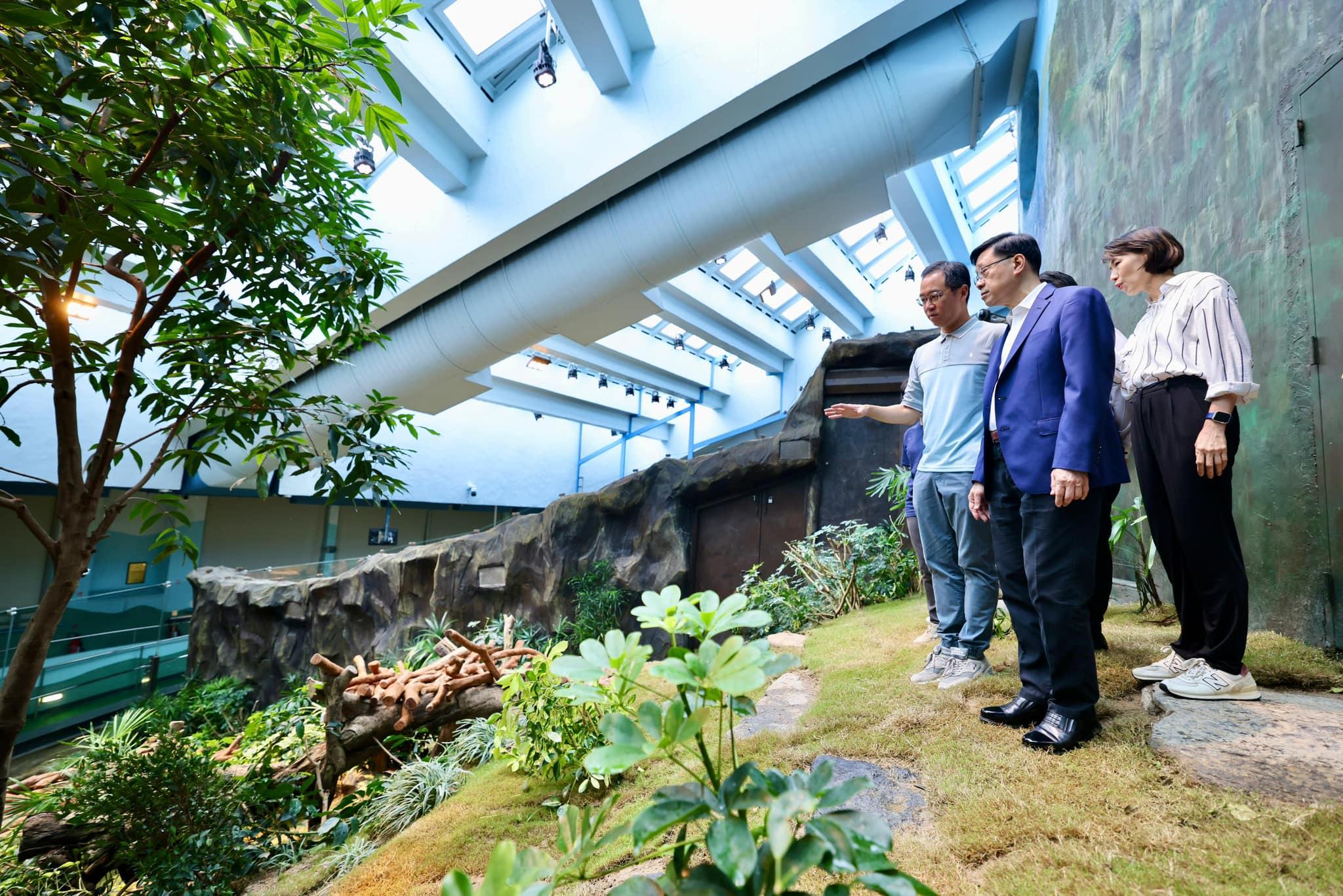 中央送贈給香港大熊貓將於周四抵港。圖為李家超視察海洋公園的準備工作。(李家超fb圖)