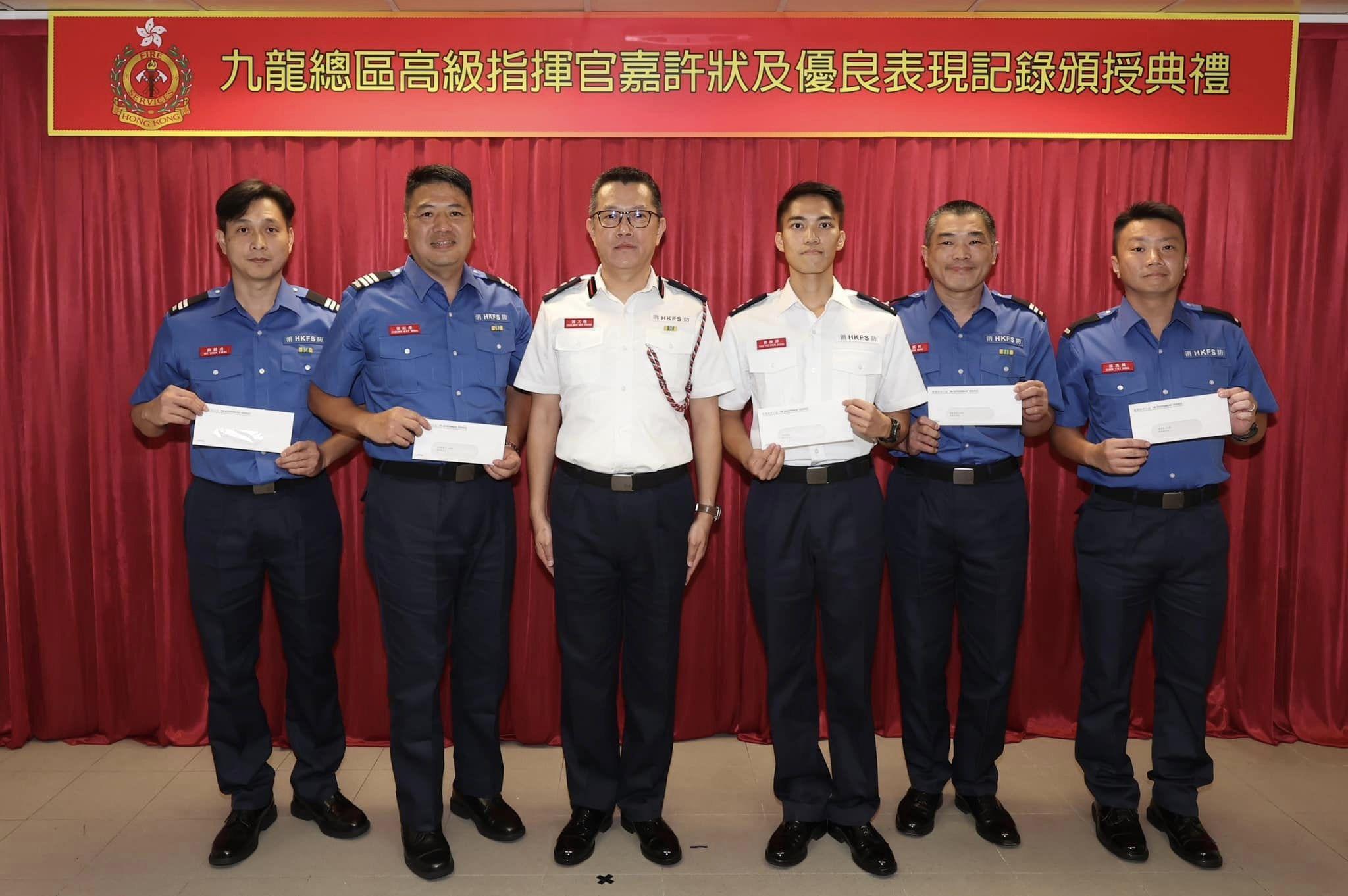 觀塘翠屏北邨翠柳樓一名77歲長者晾衫期間失足跌出7樓窗外,腳部卡在晾衫架上倒吊,5名消防人員獲優良表現紀錄,5名警員獲感謝信。(網上圖片/消防處fb)