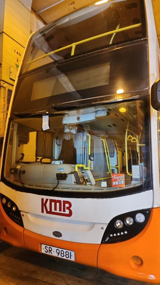 交通督導員在大圍美田邨巴士總站打擊違例泊車,向停泊在行車通道的多架九巴發出「定額罰款通知書」320元(網上圖片)