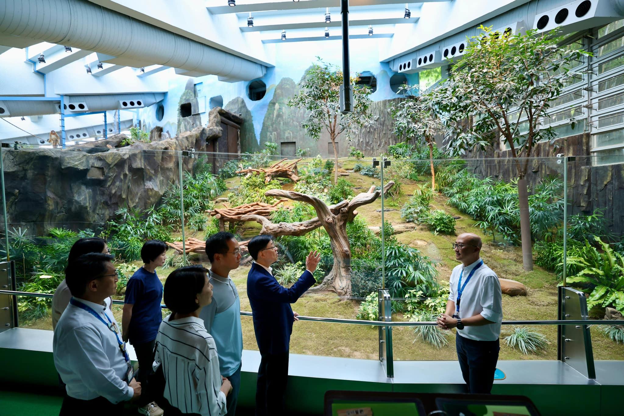 中央送贈給香港大熊貓將於周四抵港。圖為李家超視察海洋公園的準備工作。(李家超fb圖)