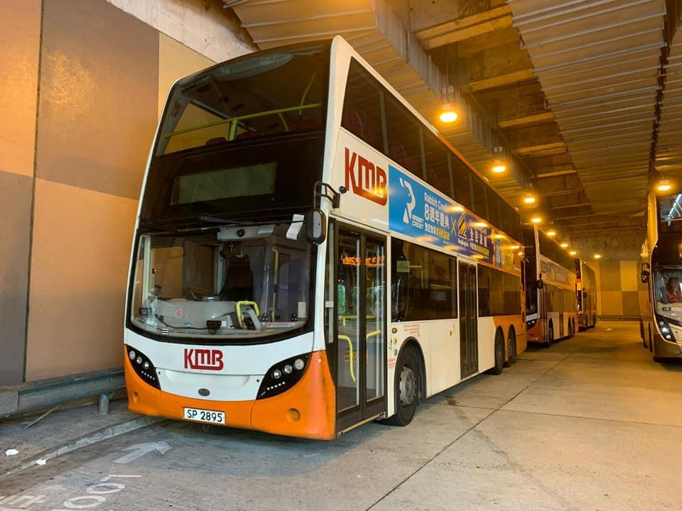 交通督導員在大圍美田邨巴士總站打擊違例泊車,向停泊在行車通道的多架九巴發出「定額罰款通知書」320元(網上圖片)