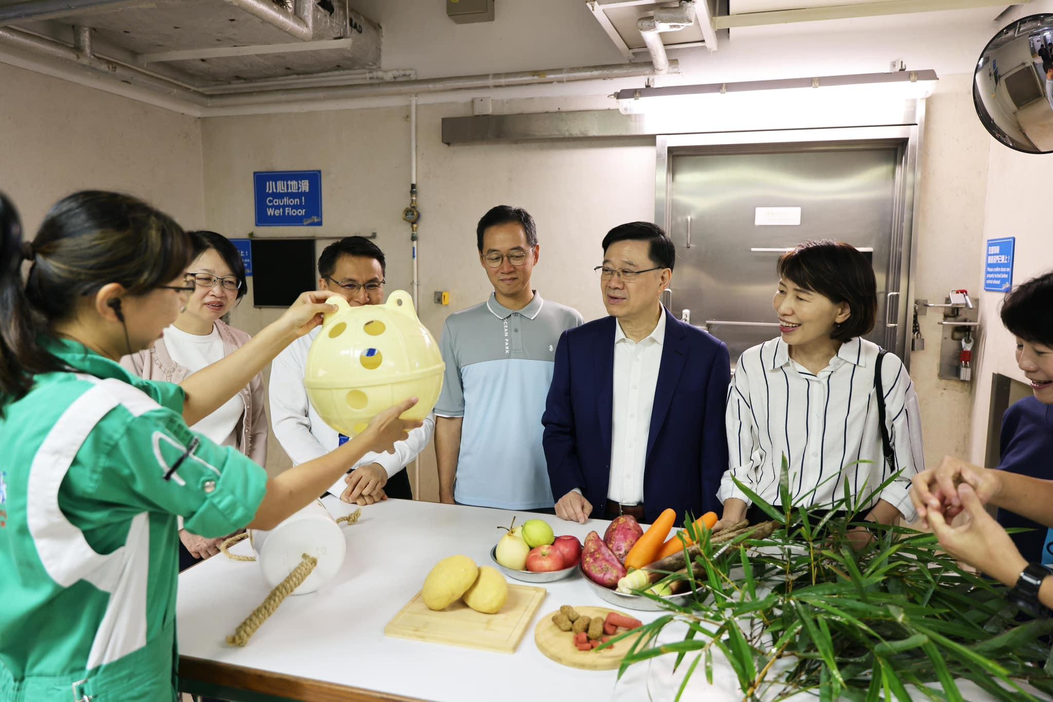 中央送贈給香港大熊貓將於周四抵港。圖為李家超視察海洋公園的準備工作。(李家超fb圖)