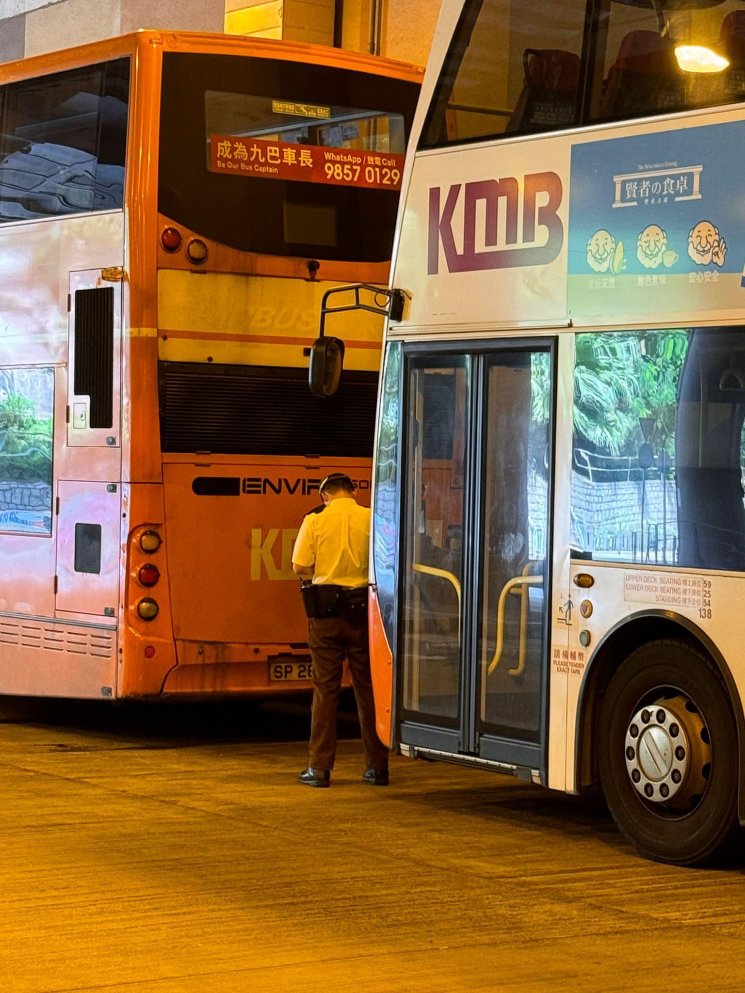 交通督導員在大圍美田邨巴士總站打擊違例泊車,向停泊在行車通道的多架九巴發出「定額罰款通知書」320元(網上圖片)