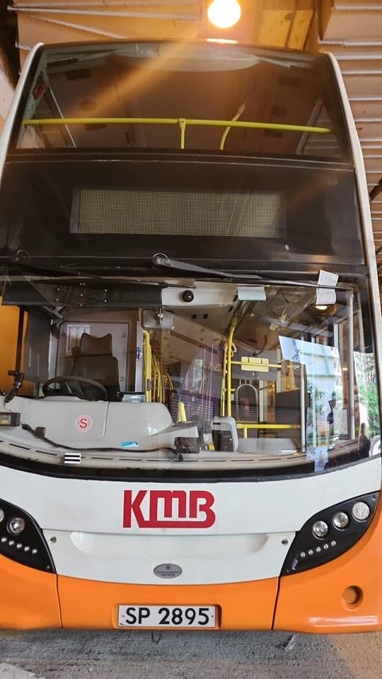 交通督導員在大圍美田邨巴士總站打擊違例泊車,向停泊在行車通道的多架九巴發出「定額罰款通知書」320元(網上圖片)