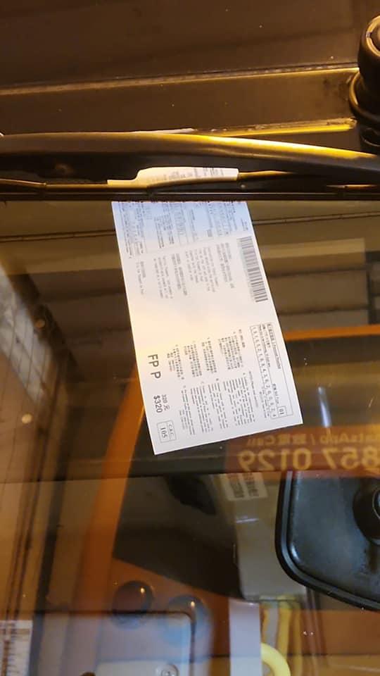 交通督導員在大圍美田邨巴士總站打擊違例泊車,向停泊在行車通道的多架九巴發出「定額罰款通知書」320元(網上圖片)