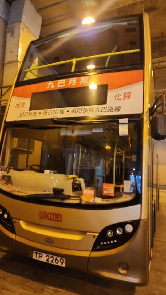 交通督導員在大圍美田邨巴士總站打擊違例泊車,向停泊在行車通道的多架九巴發出「定額罰款通知書」320元(網上圖片)