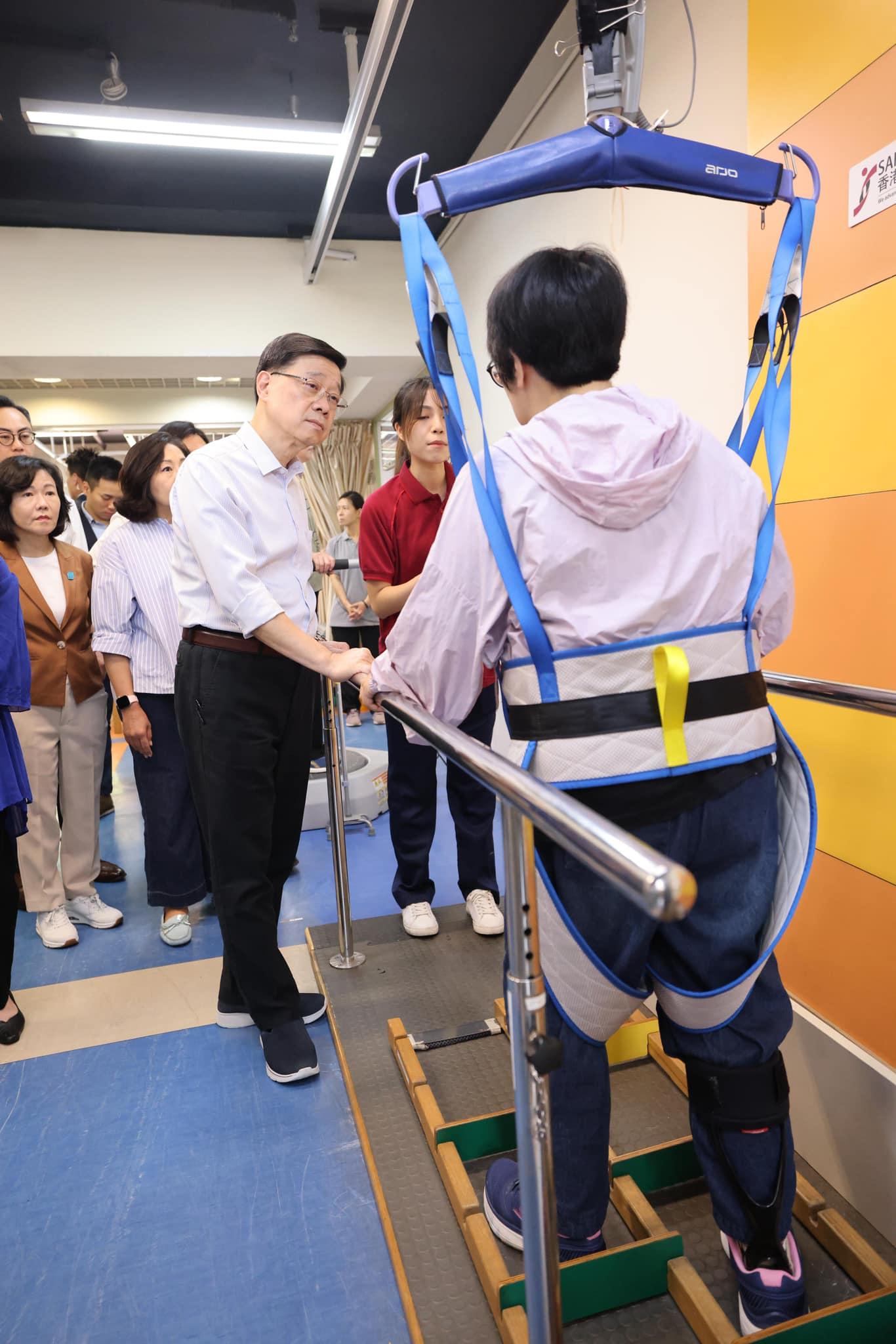 李家超探訪耀能協會社區康復中心 以了解支援殘疾人士和照顧者的服務