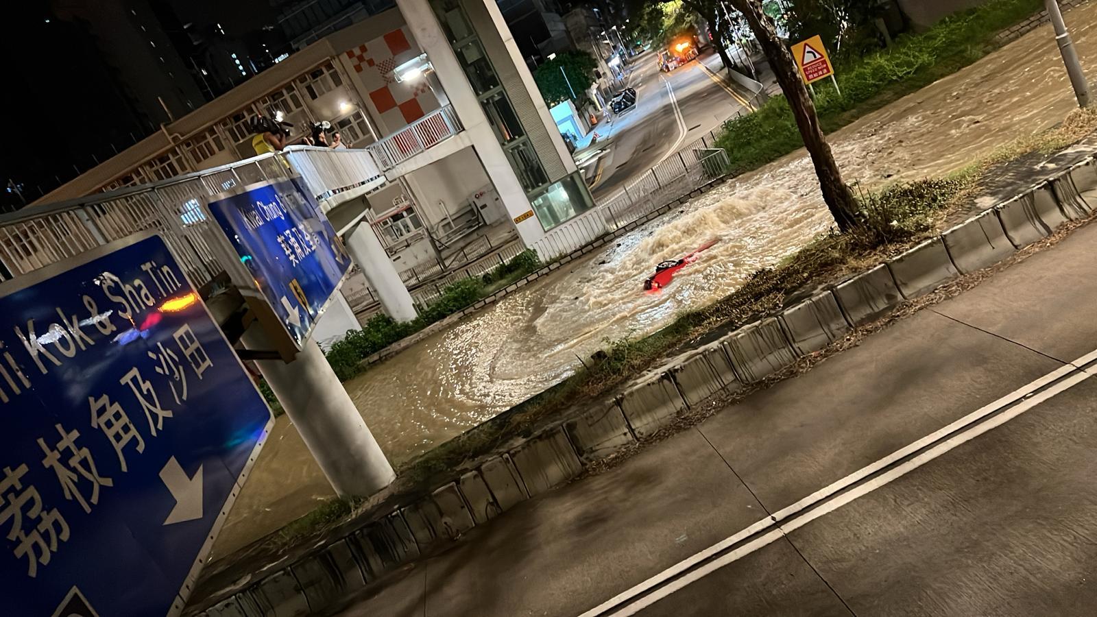 長沙灣爆水管兼路陷 的士墮坑被淹沒 (網上圖片)