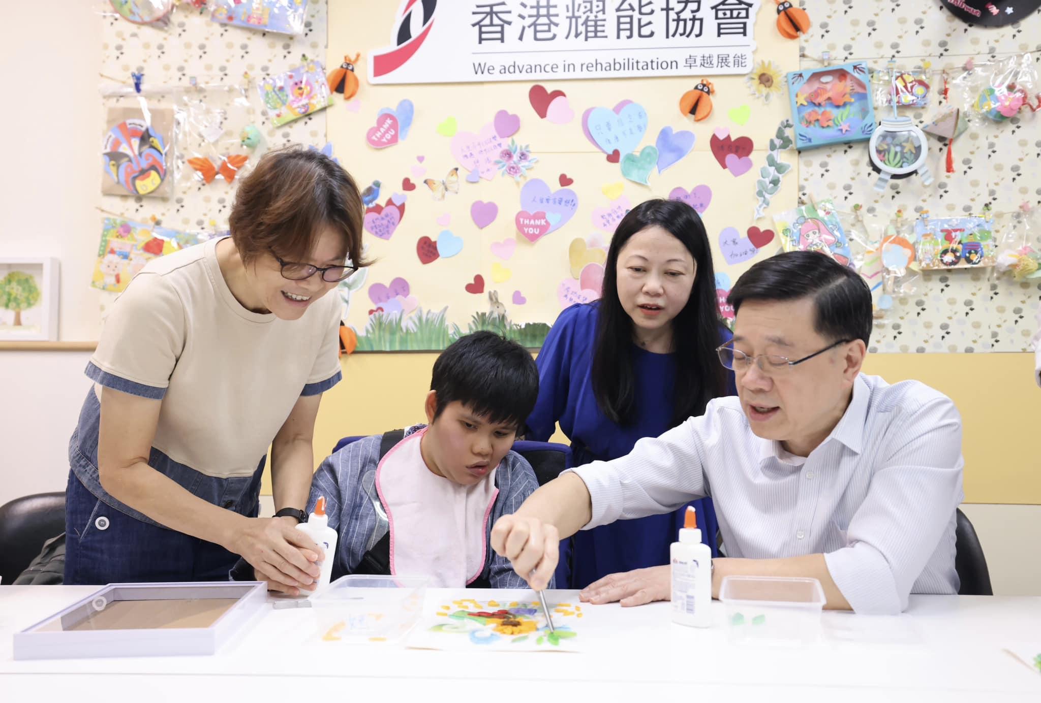 李家超探訪耀能協會社區康復中心