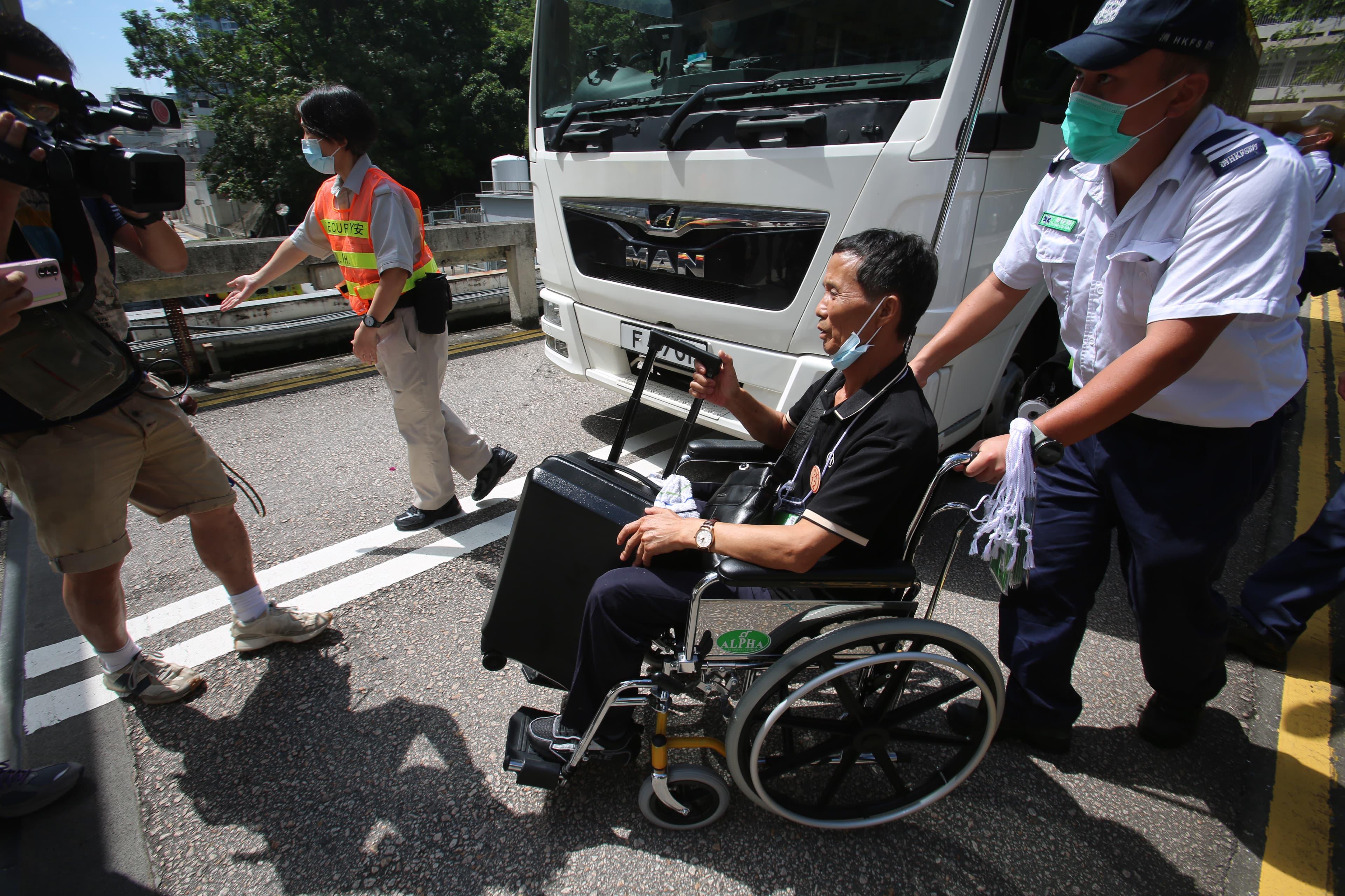 有內地團團友在路邊嘔吐,多人不適