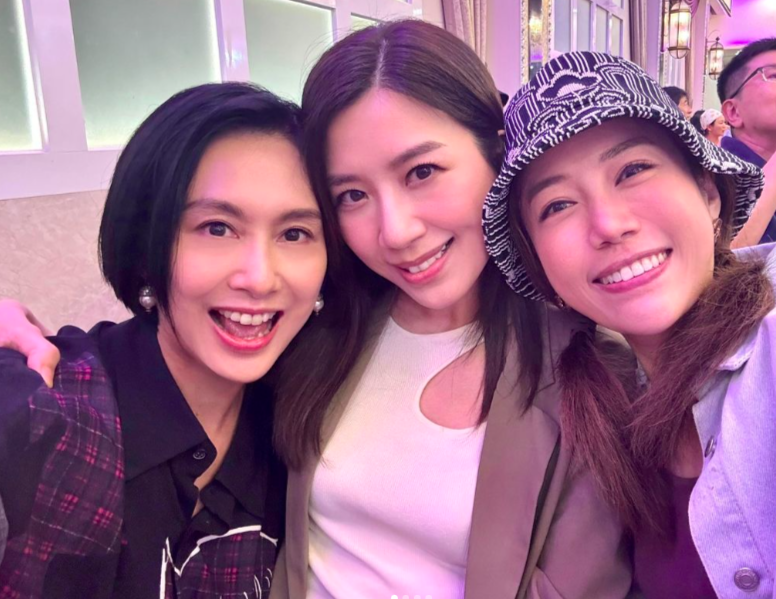 黃智雯而家同演藝學院師姐朱茵(左)同公司