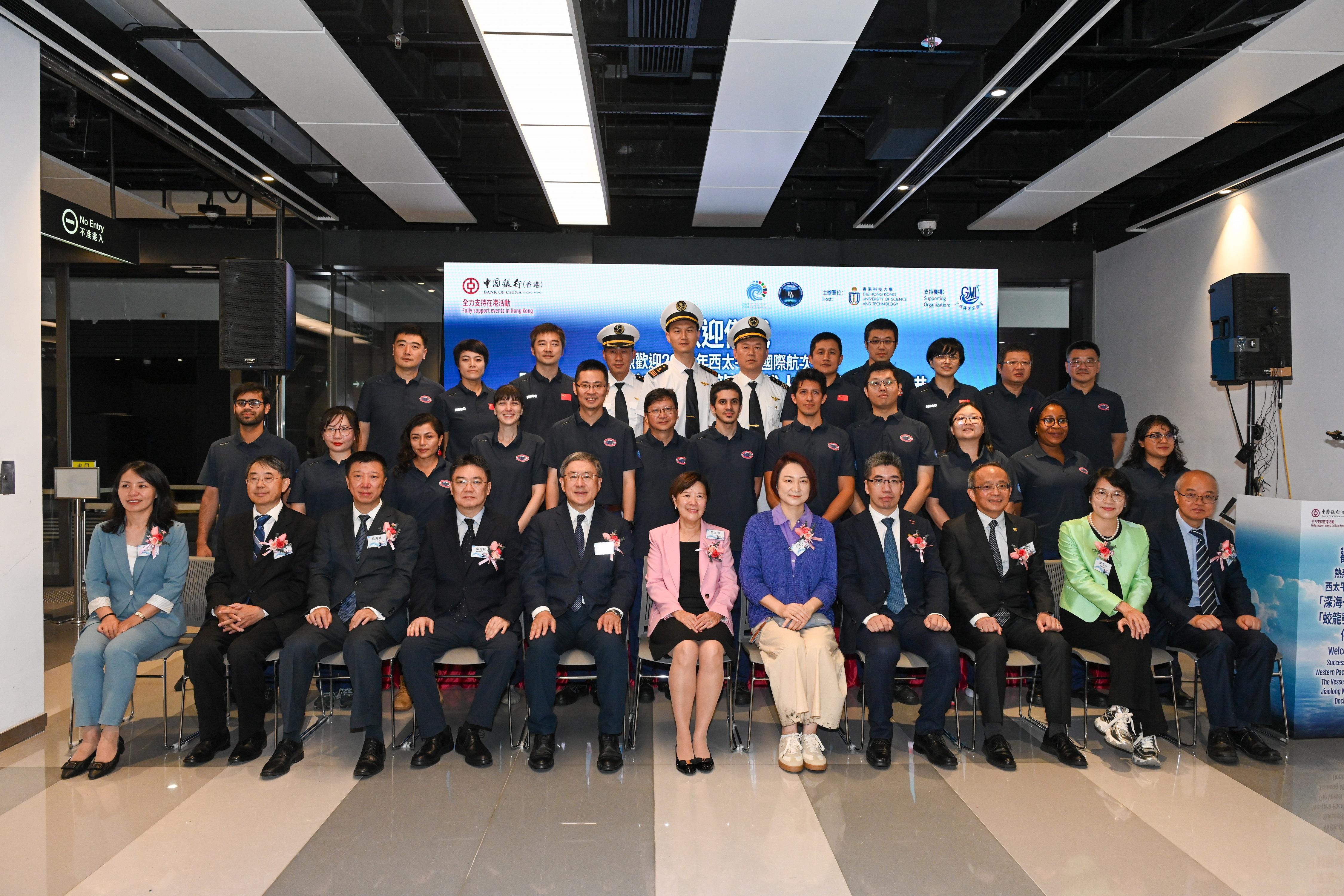 中國科研考察船「蛟龍號」和「深海一號」首次訪港 中學生:人生無太多機會可見到國之重器