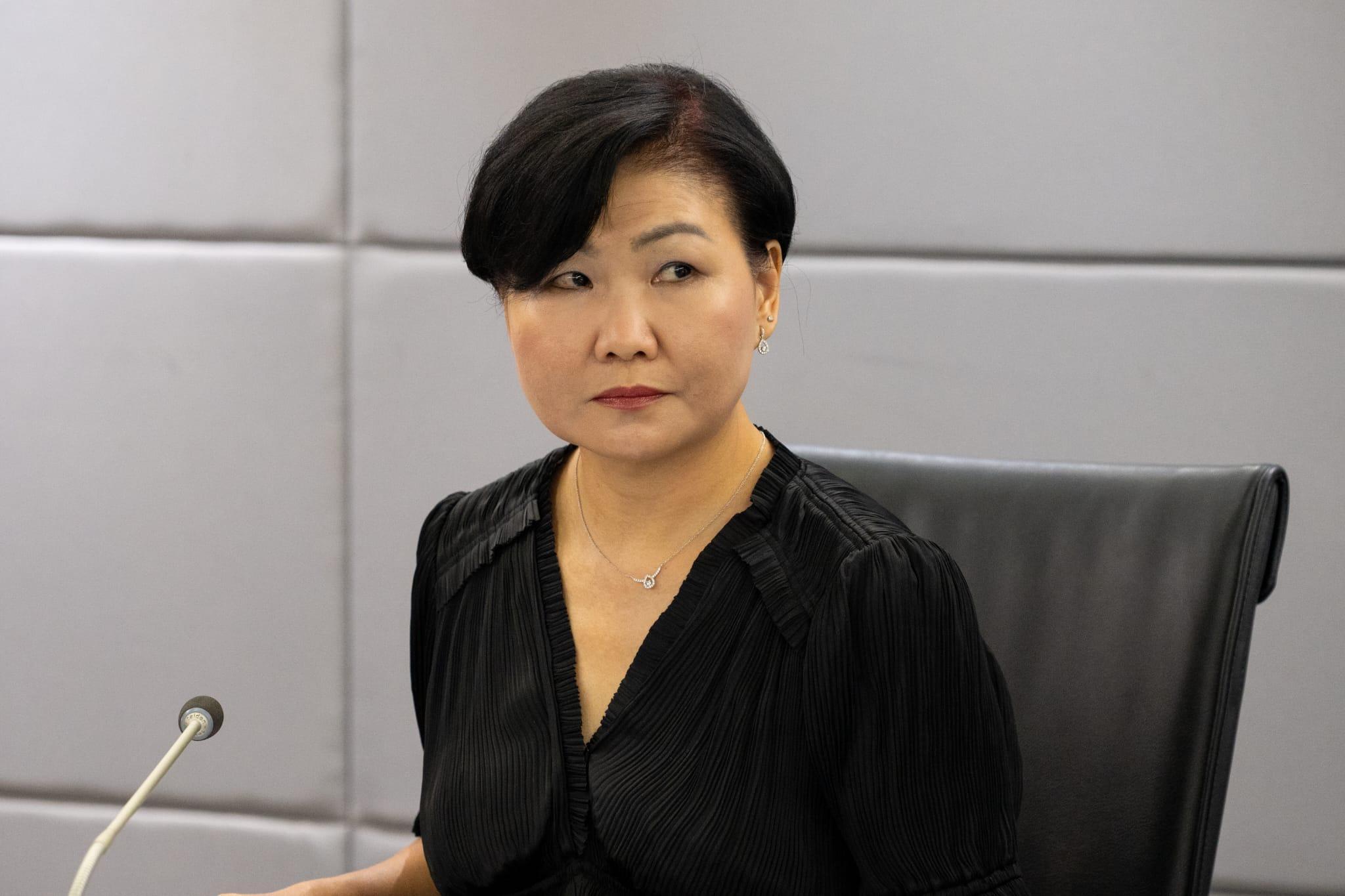 消委會總幹事黃鳳嫺指,有時消費者「耳仔軟」就簽下巨額合約,提醒消費者若不想購買,應堅決拒絕。(資料圖片)