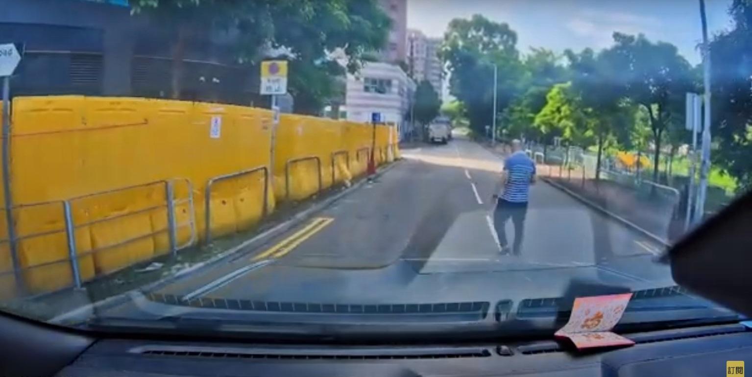 車Cam直擊|洪水橋疑現「碰瓷黨」 光頭男被「呠」坐馬路。(網片截圖)