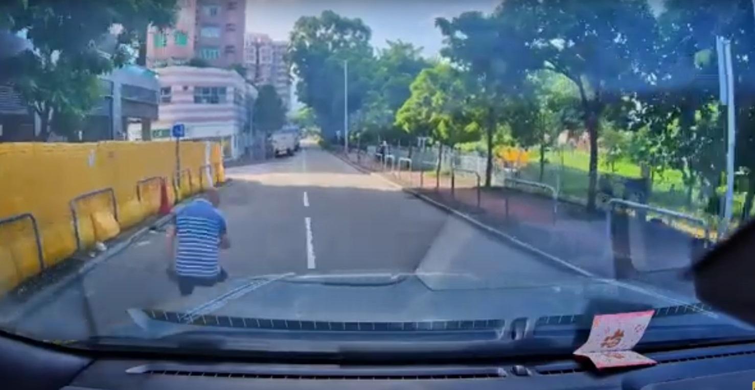 車Cam直擊|洪水橋疑現「碰瓷黨」 光頭男被「呠」坐馬路。(網片截圖)