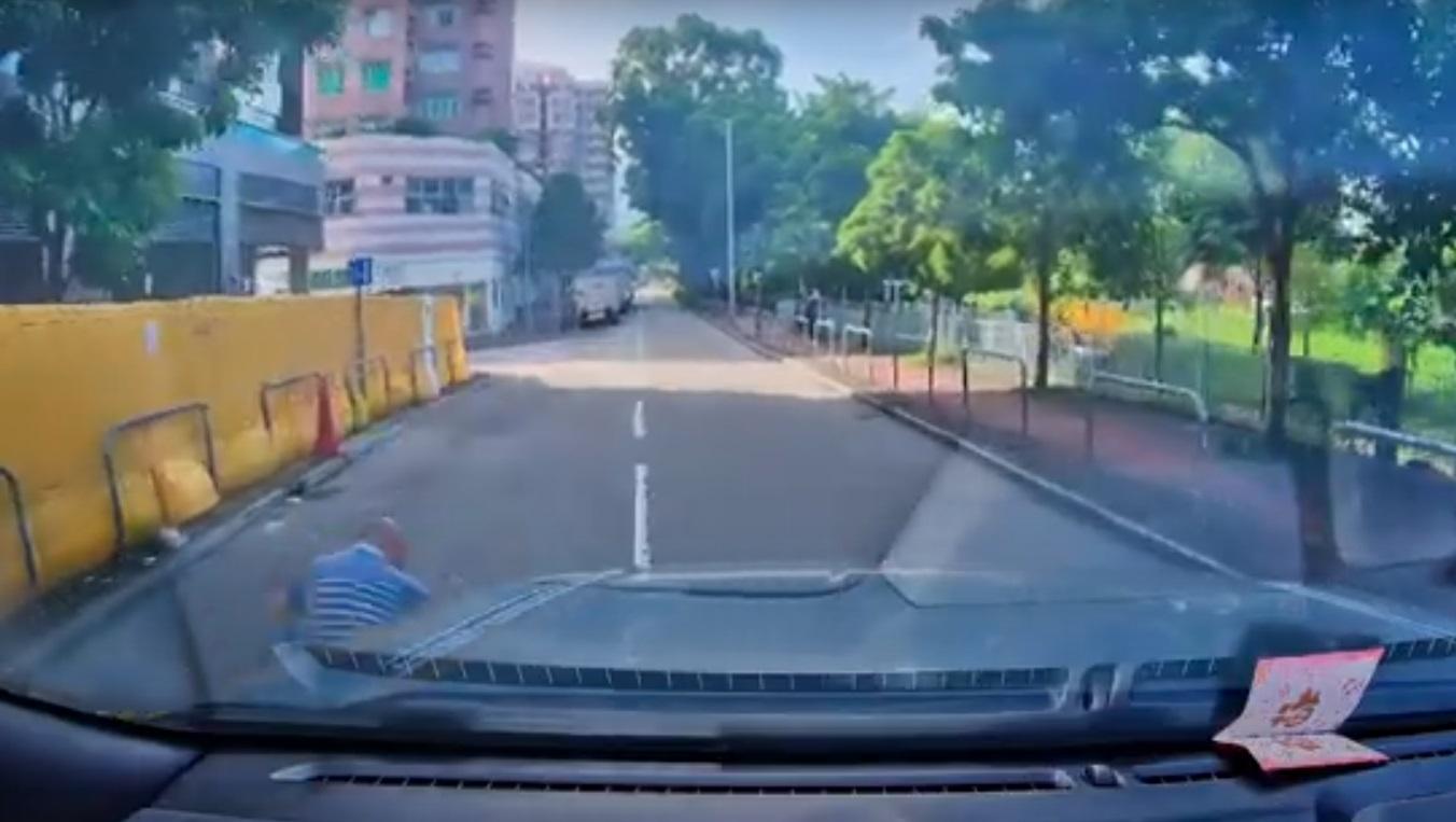 車Cam直擊|洪水橋疑現「碰瓷黨」 光頭男被「呠」坐馬路。(網片截圖)