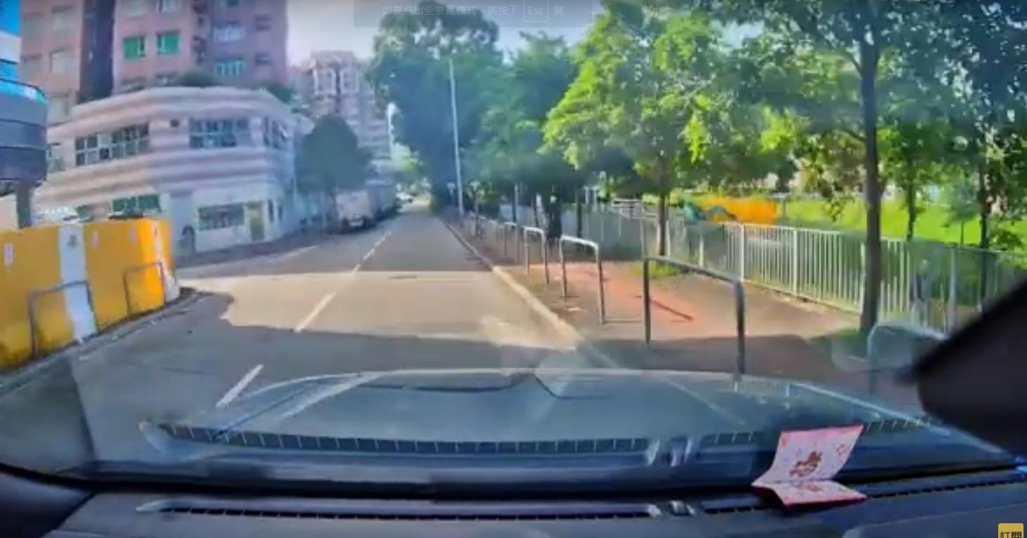 光頭男被「呠」坐馬路,司離見狀立即駛離現場。(網片截圖)