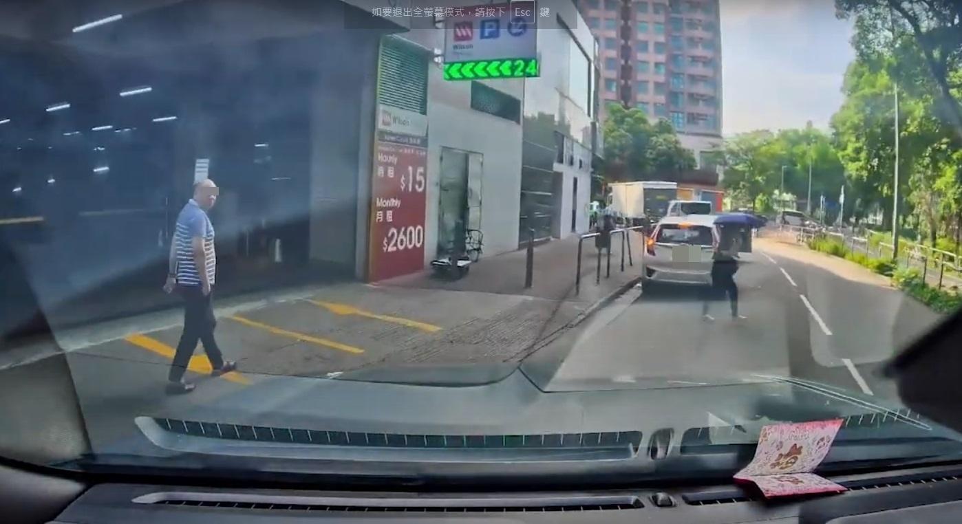 司機隨後找到該名光頭男子,質疑他碰瓷。(網片截圖)