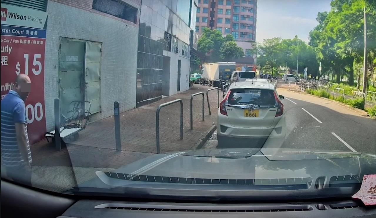 司機隨後找到該名光頭男子,質疑他碰瓷。(網片截圖)