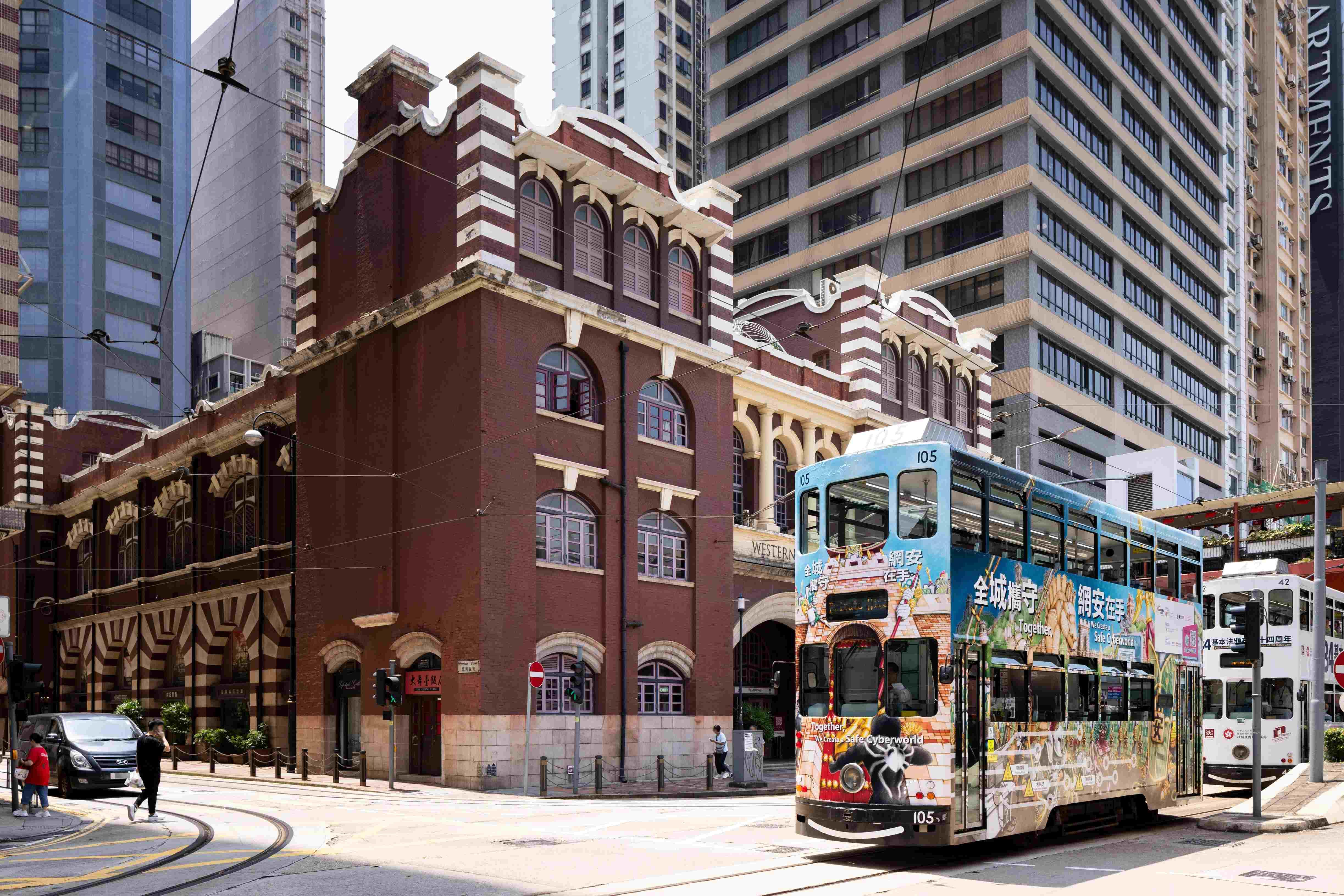 「全城攜守 網安在手」電車車身設計比賽獲獎設計被製作成電車車身上的 宣傳廣告。(大會提供)