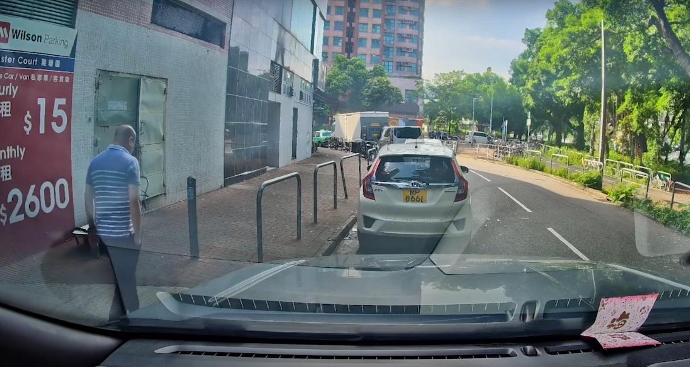 司機隨後找到該名光頭男子,質疑他碰瓷。(網片截圖)