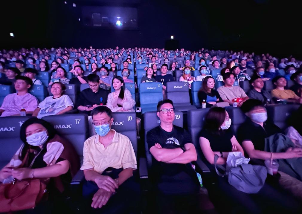 李家超宣布特區政府10月1日會透過電影發展基金,資助市民半價看電影。(中通社)