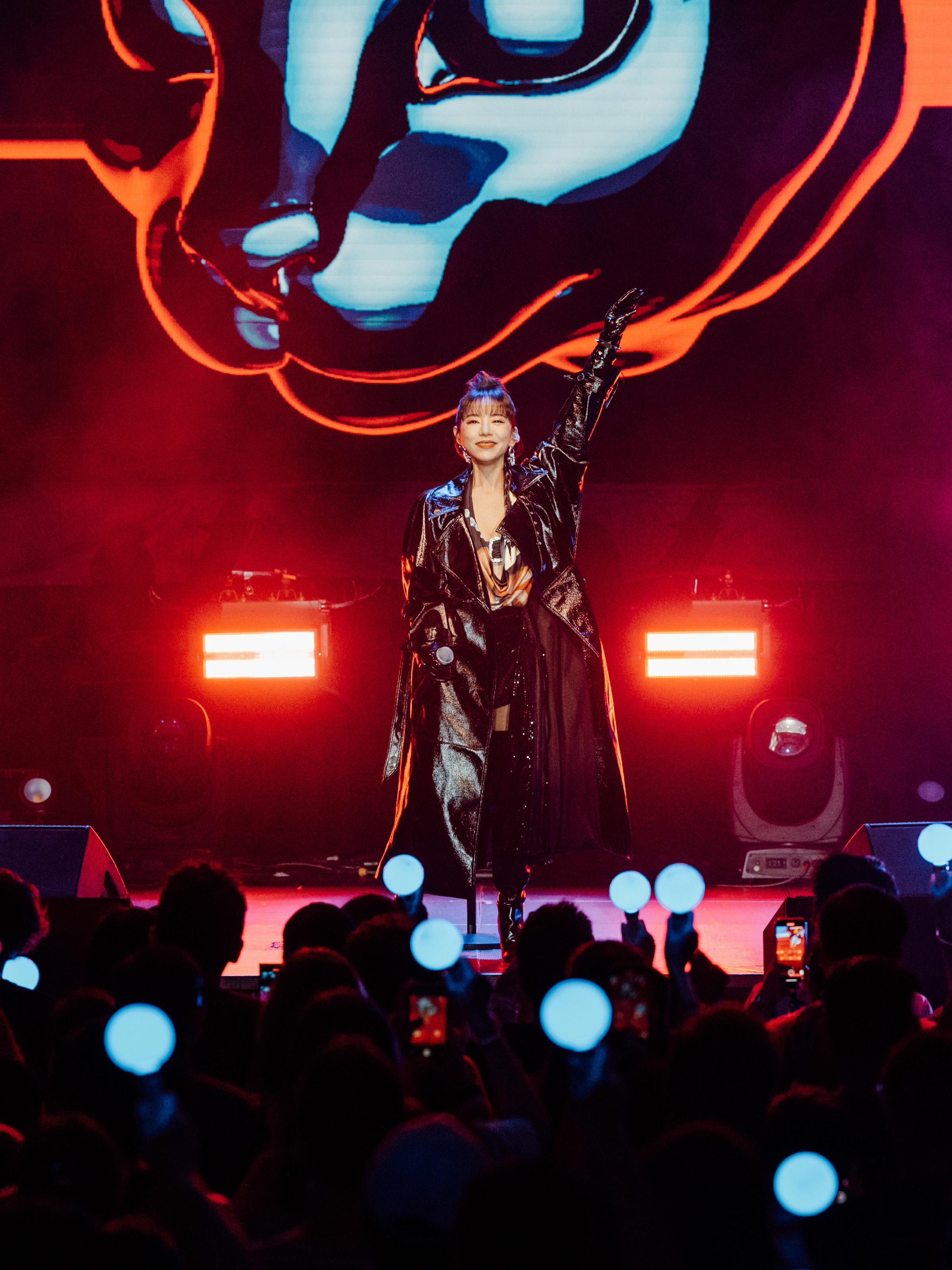 丁噹一開場迅速將歌迷熱情點燃。