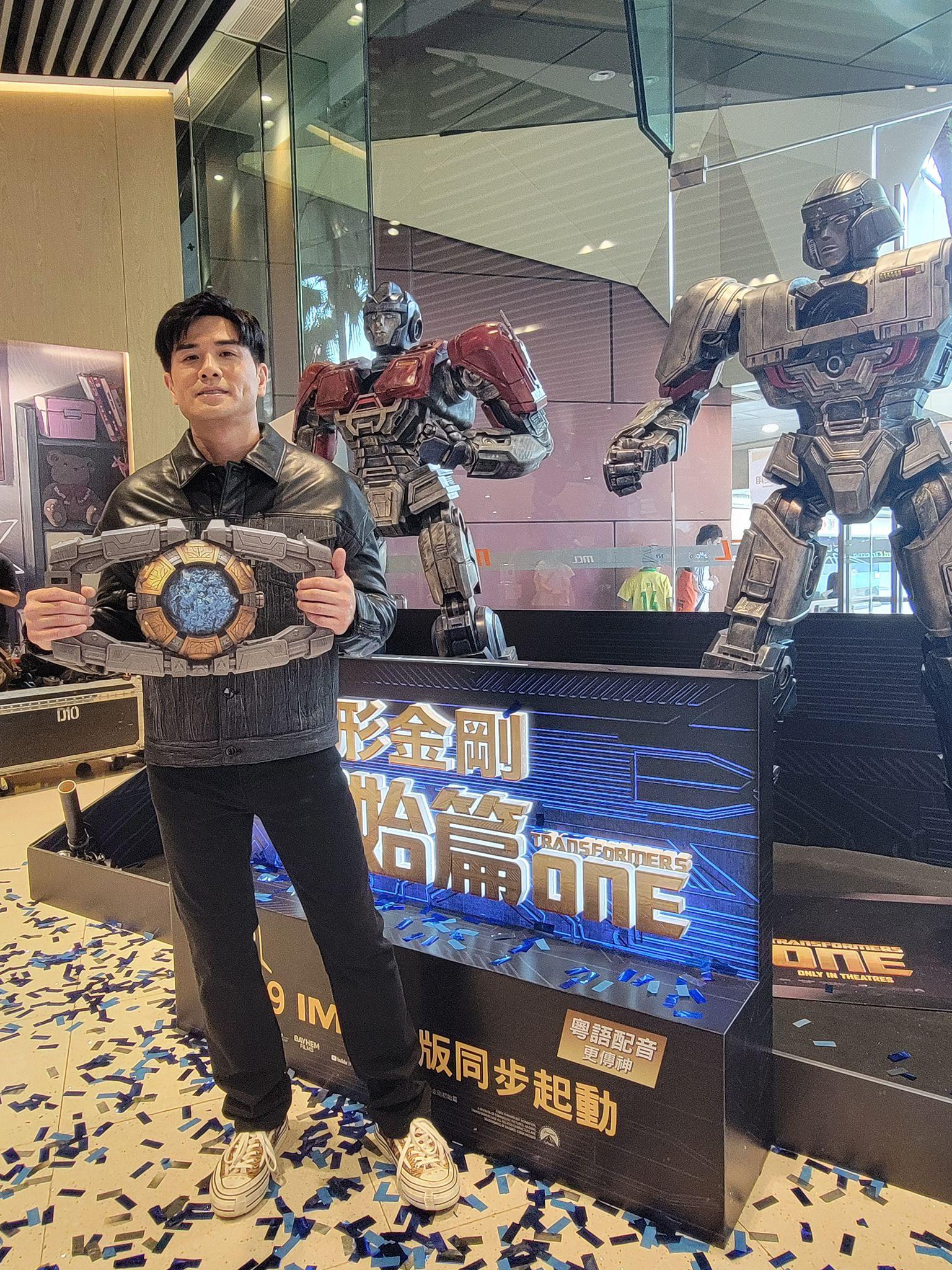 伍允龍為高逾2米的柯柏文及麥加登主持亮燈儀式。