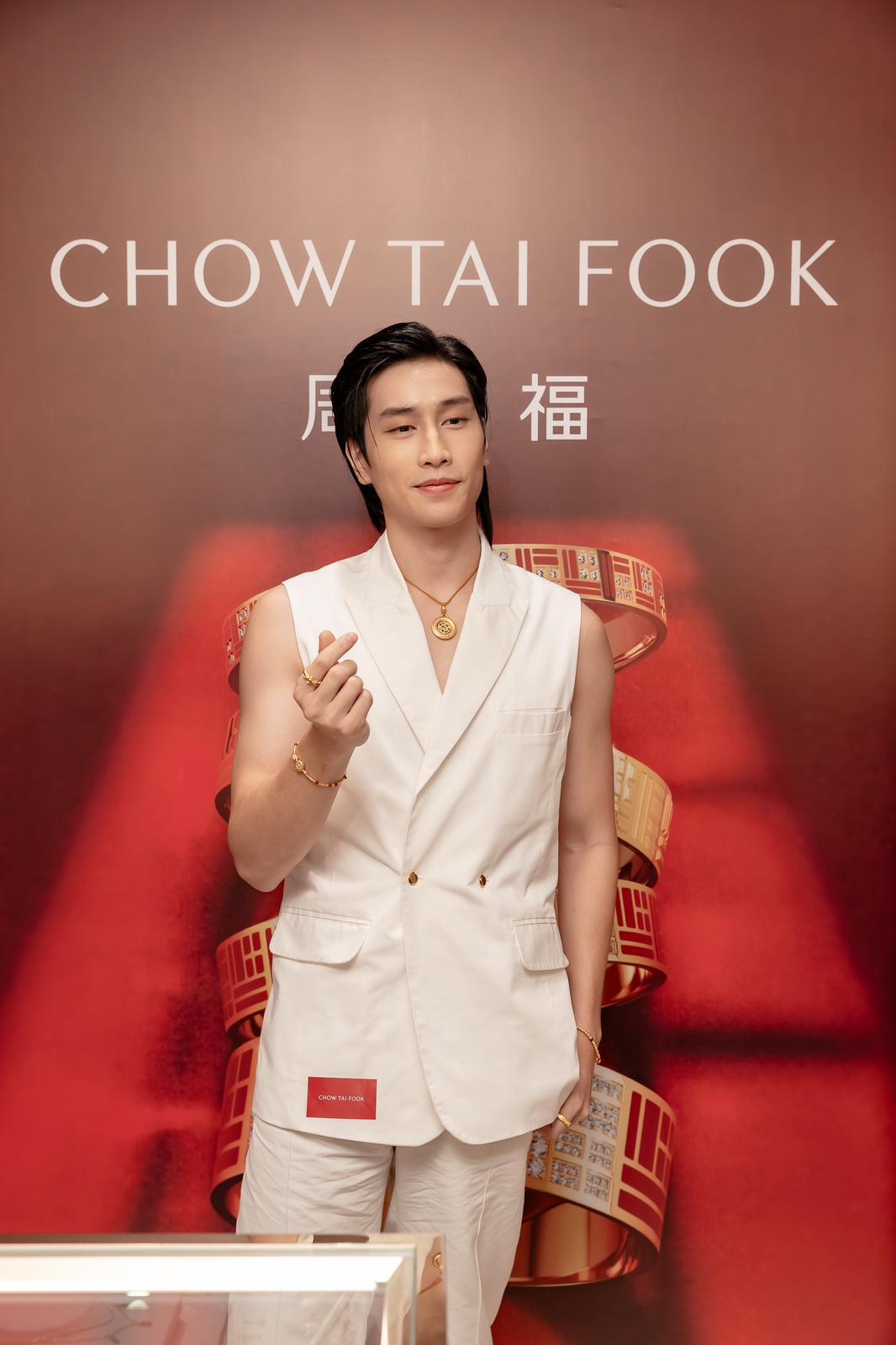 露手臂登場的Bible此行想去海邊及廟宇參觀。