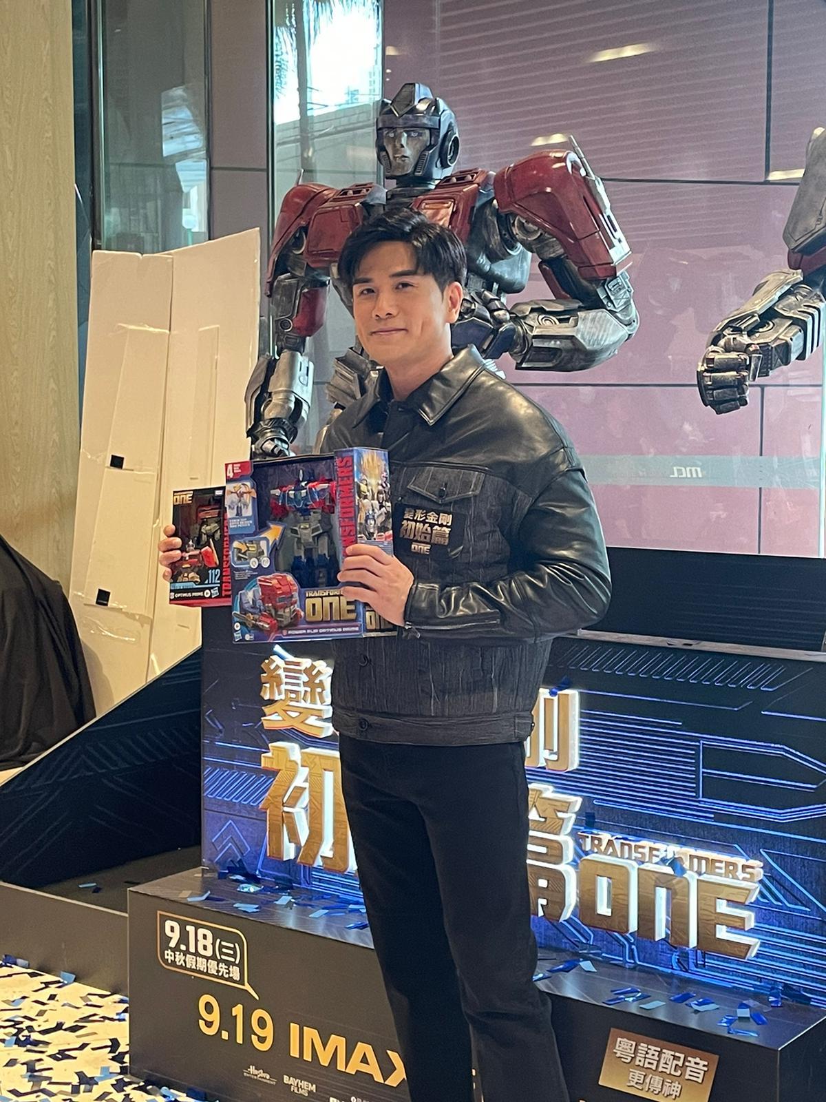 伍允龍為高逾2米的柯柏文及麥加登主持亮燈儀式。