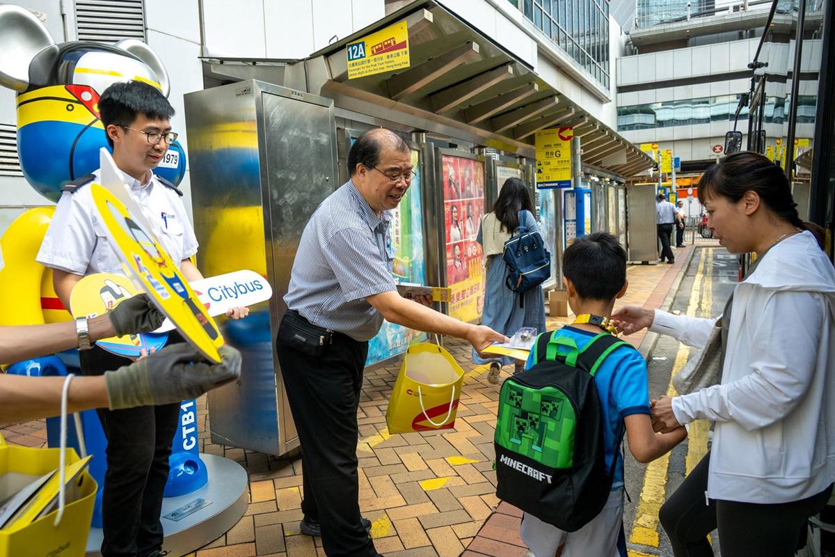 城巴向乘搭12A線上學的學生派紀念品。(城巴提供)