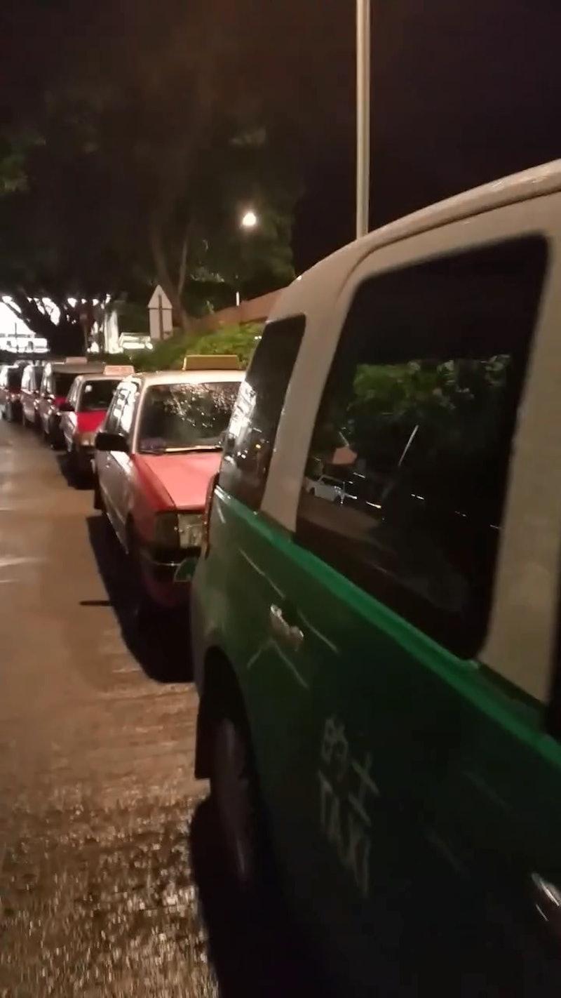 摩羯|粉嶺火車站外多部紅色的士在風球下被抄牌,引起網民熱議。(網片截圖)