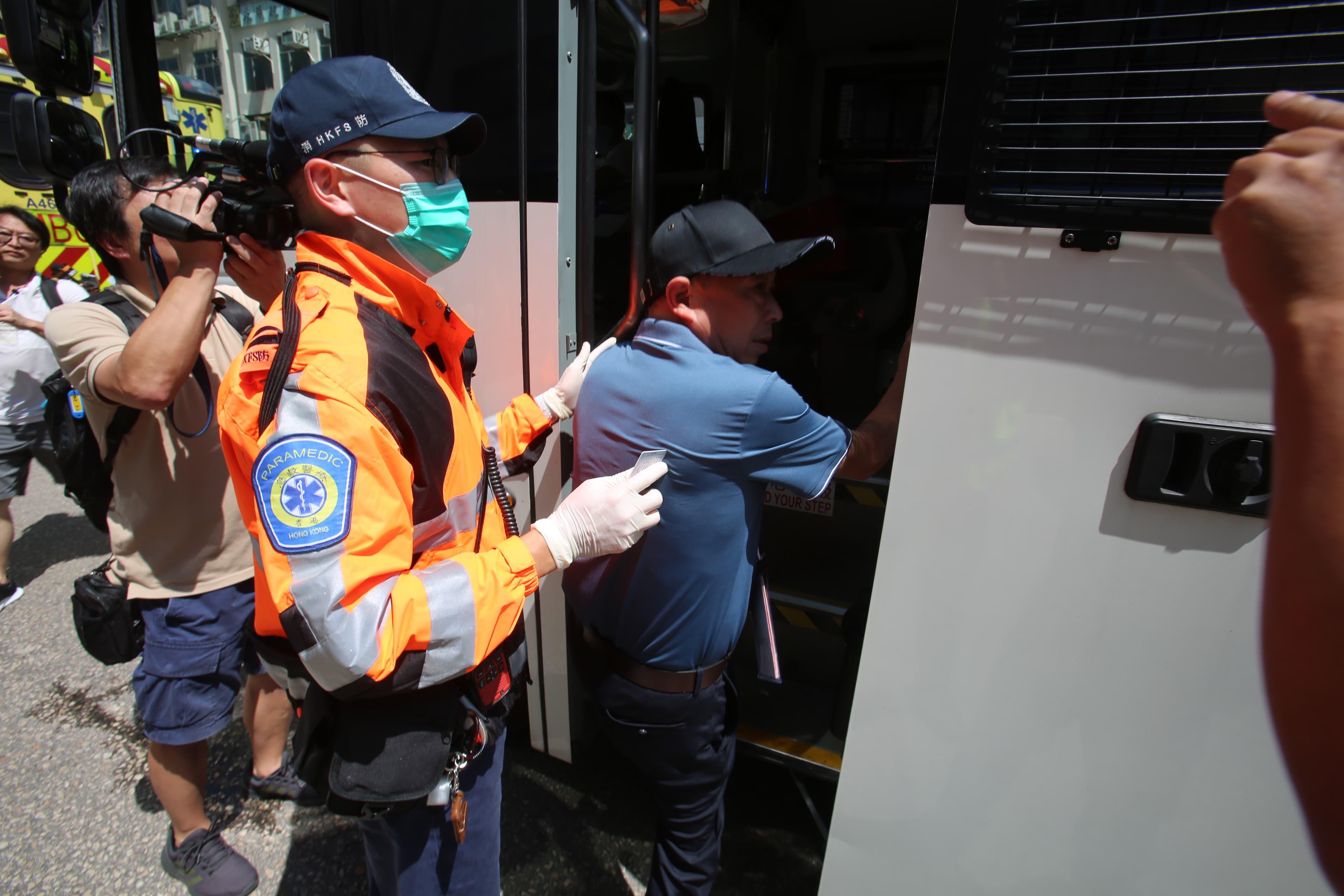 有內地團團友在路邊嘔吐,多人不適