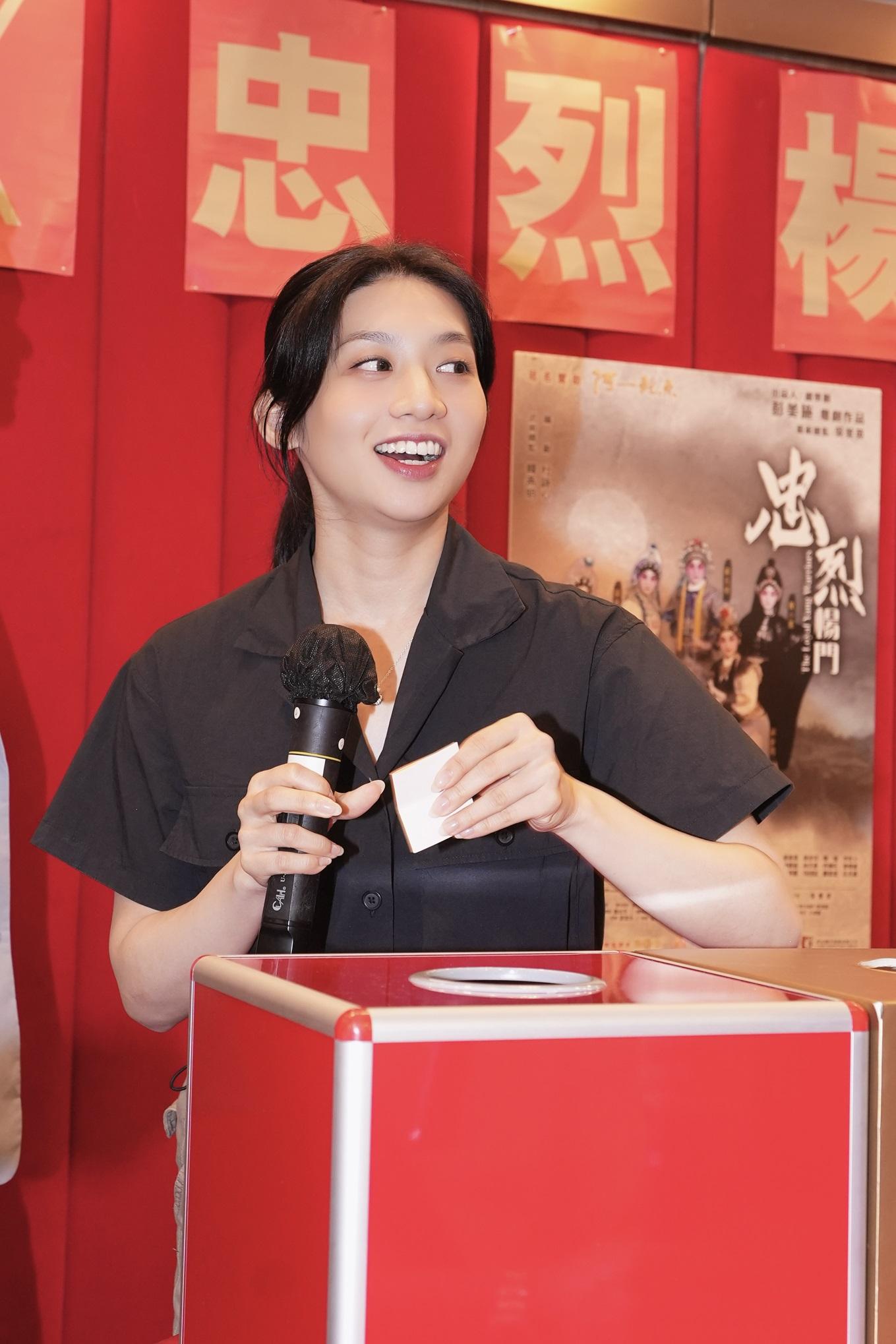 梁非同負責抽獎,玩得開心。