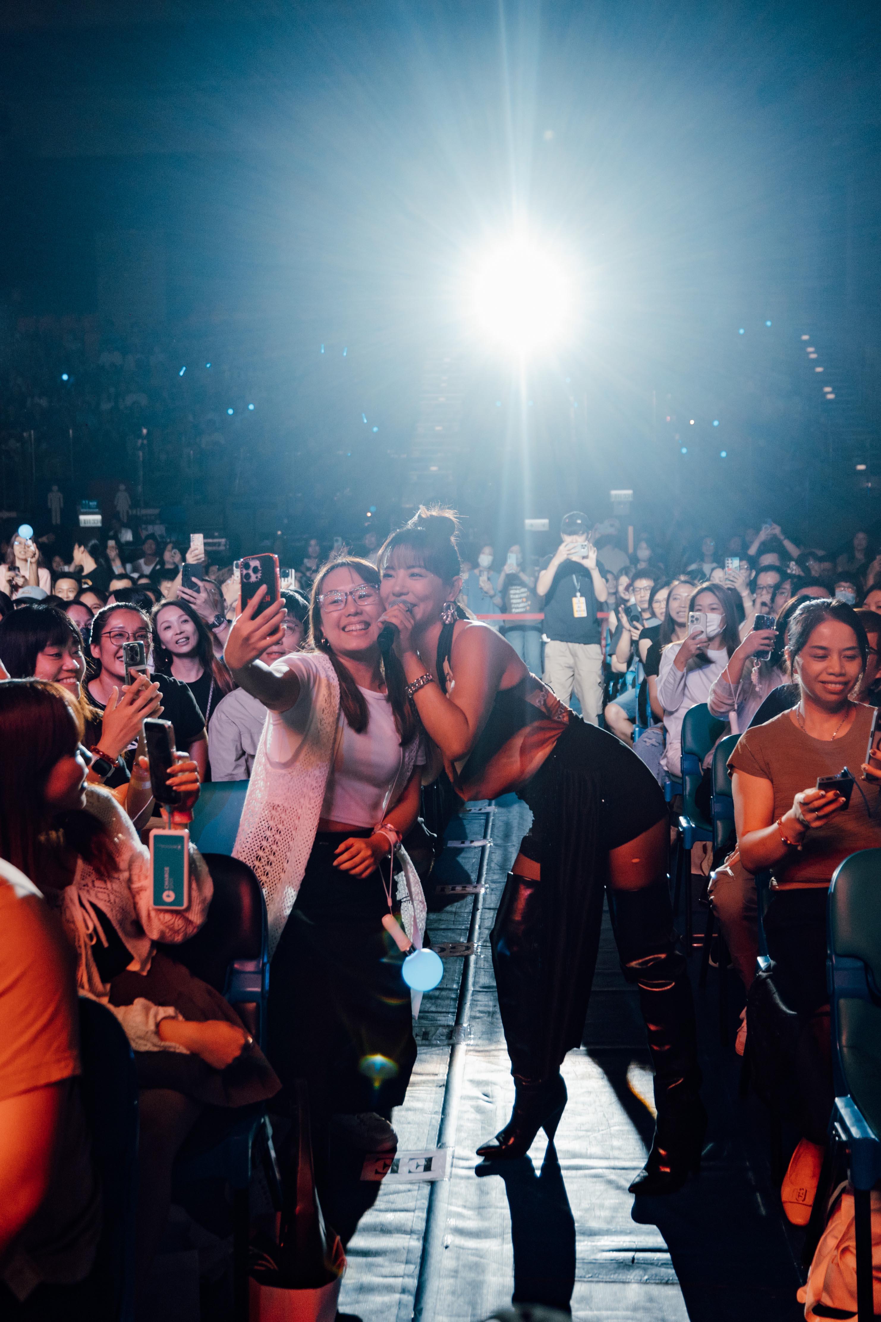 丁噹和歌迷近距離合照。