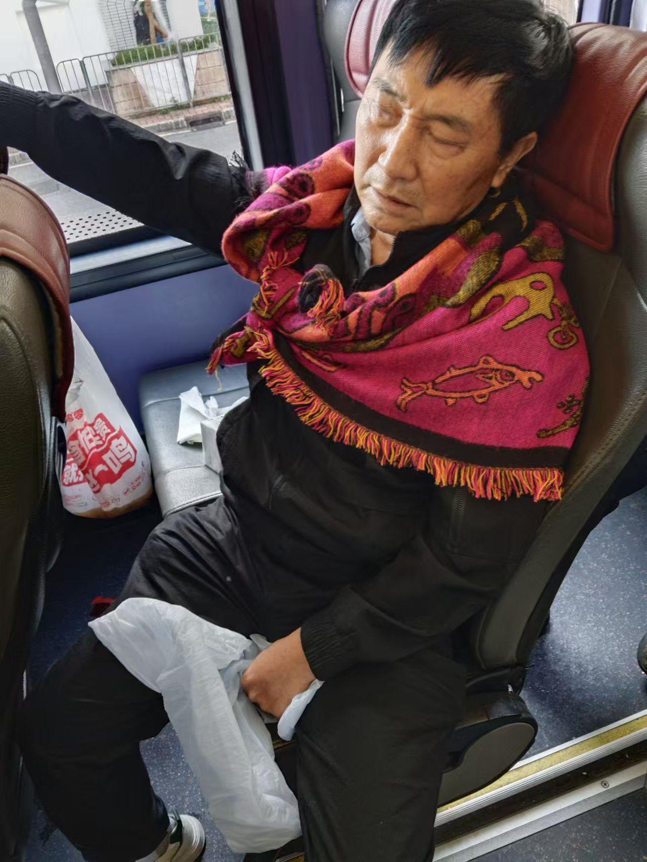 有內地團團友在路邊嘔吐,多人不適