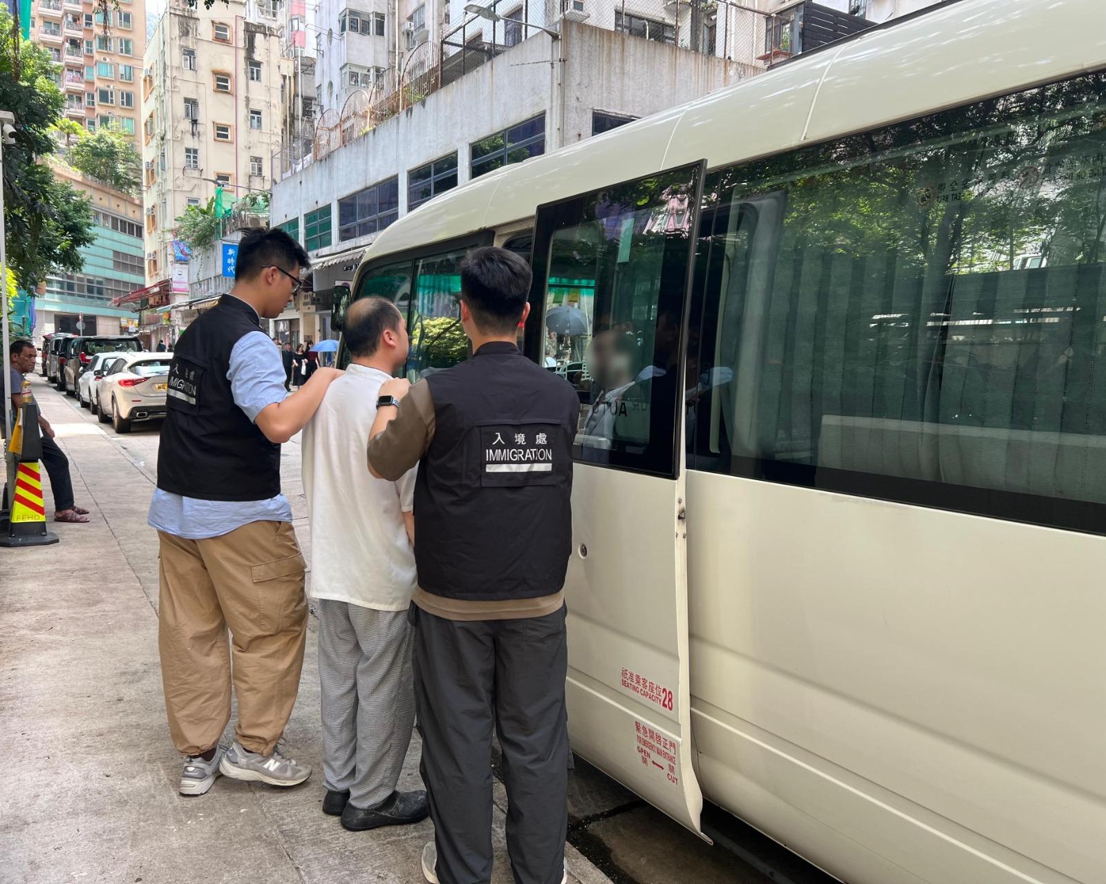 入境事務處於九月十六、十七及昨日(九月十九日)在全港多區展開反非法勞工行動,分別是代號「促進行動」、「曙光行動」、與及聯同香港警務處執行的「冠軍行動」和「風沙行動」。圖示懷疑非法勞工在行動中被捕。(政府新聞處)