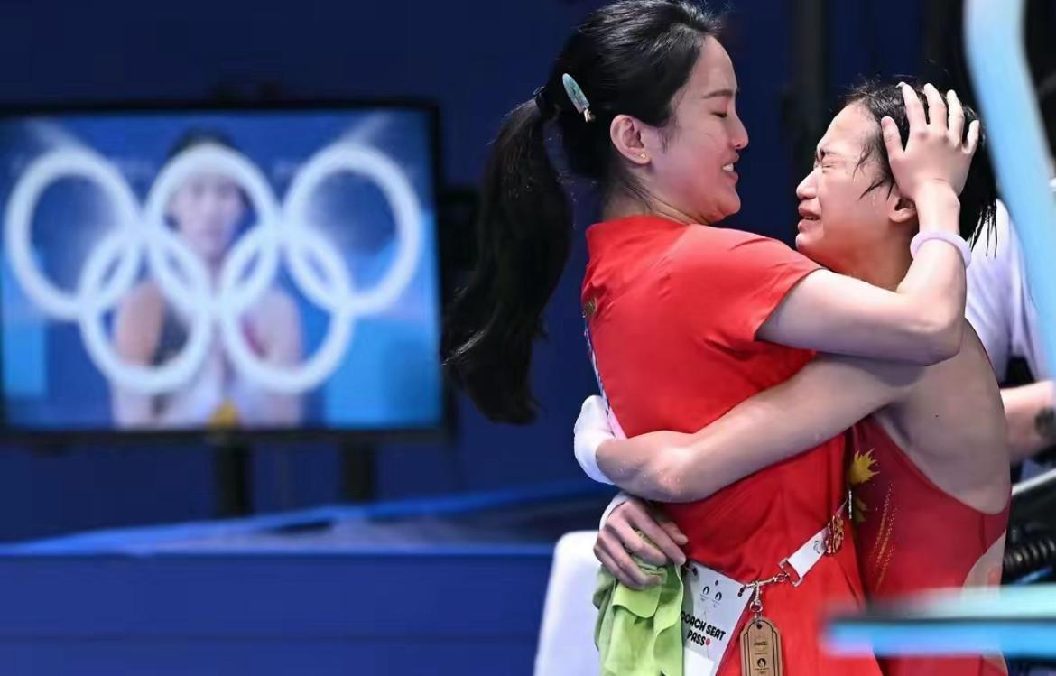 全紅嬋奪金後,抱住師傅陳若琳痛哭