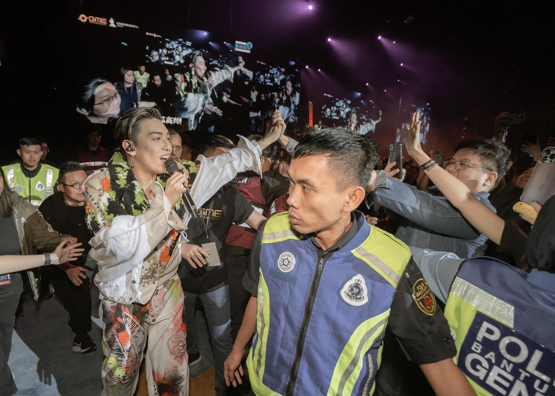 MC在演唱《時候不早》時,突然走到台下觀眾席與粉絲作零距離接觸,掀起全晚最高潮。