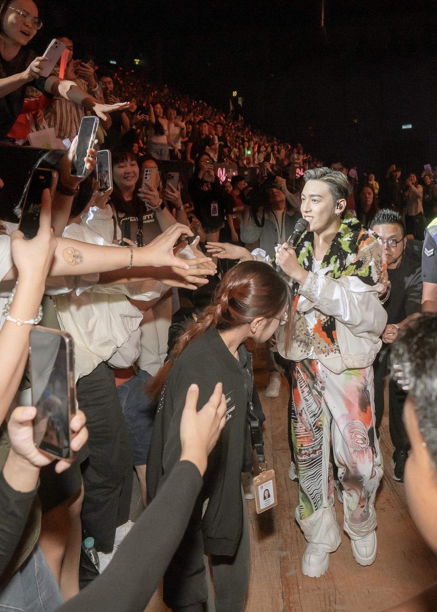 MC在演唱《時候不早》時,突然走到台下觀眾席與粉絲作零距離接觸,掀起全晚最高潮。