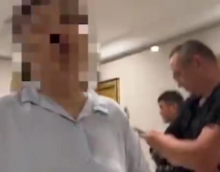 女子質疑對方帶兩名大漢上門是威脅,女店家揚言要打電話叫20個人來「招呼」。(微博)