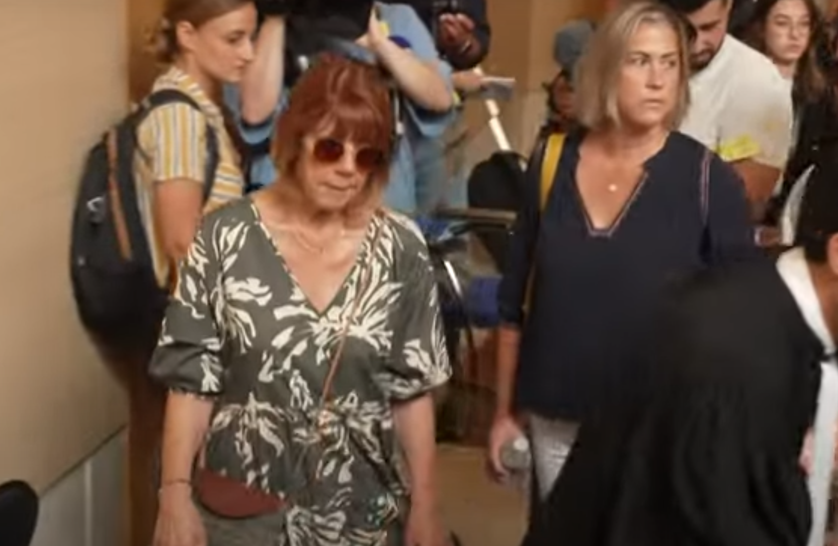 法國一名71歲退休男子涉嫌落令其妻子昏迷,2011年至2020年間允許至少72名陌生人性侵其妻,疑犯與其中51人周一(2日)出庭受審。受害人在3名孩子的支持下親自出庭。(影片截圖)