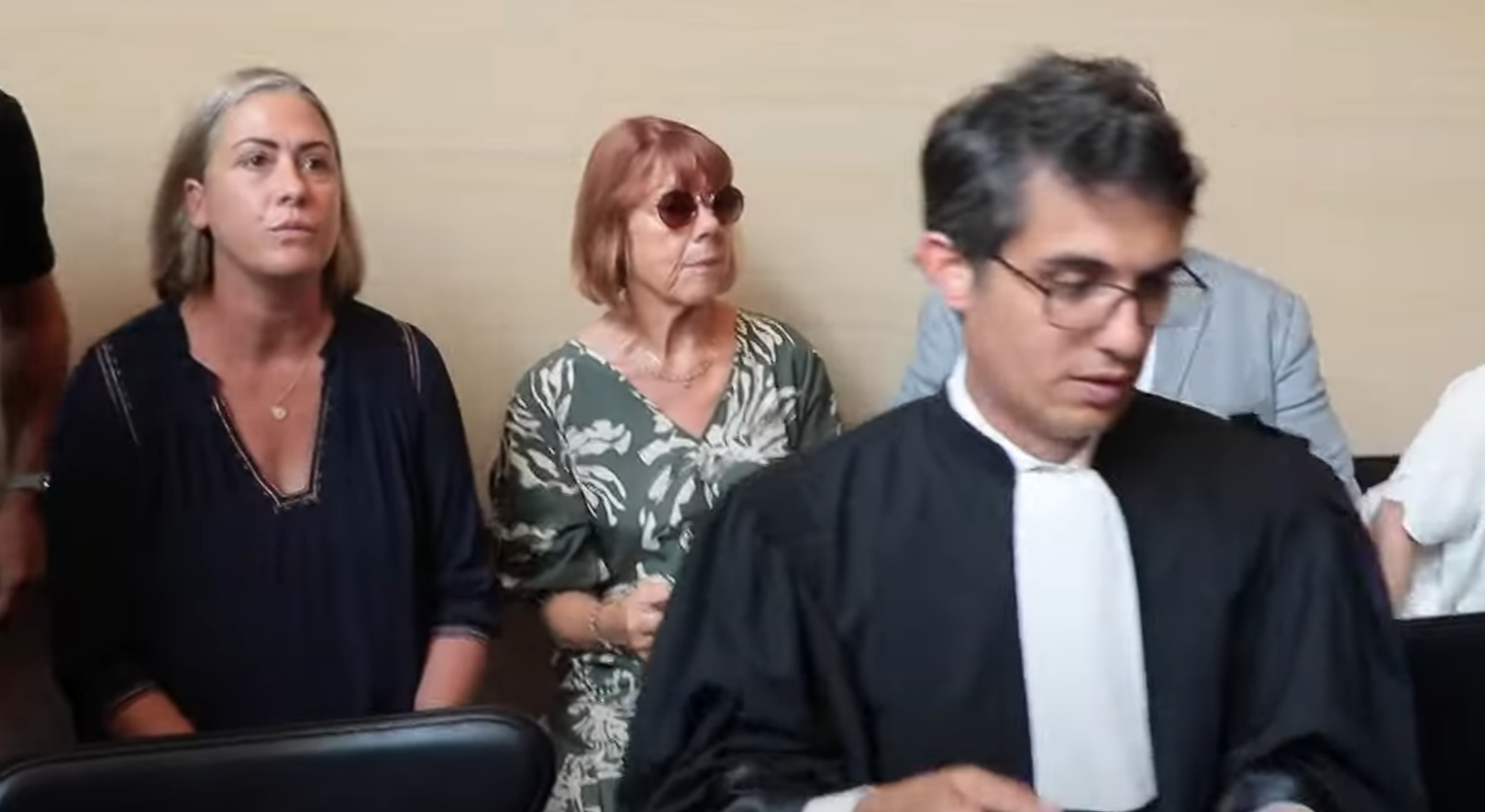 法國一名71歲退休男子涉嫌落令其妻子昏迷,2011年至2020年間允許至少72名陌生人性侵其妻,疑犯與其中51人周一(2日)出庭受審。受害人在3名孩子的支持下親自出庭。(影片截圖)